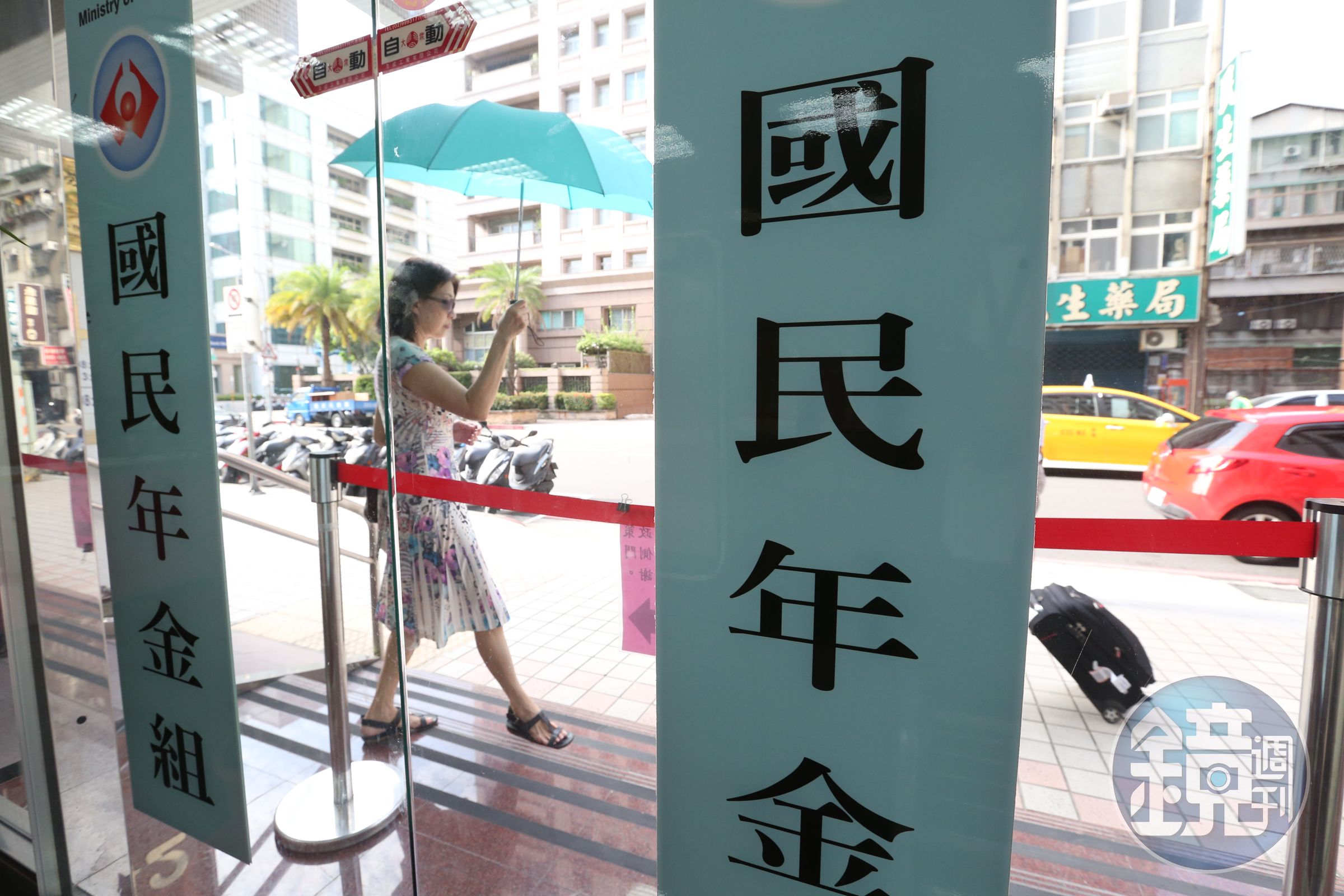 勞保中斷，只要加入國保，退休後至少有雙年金。