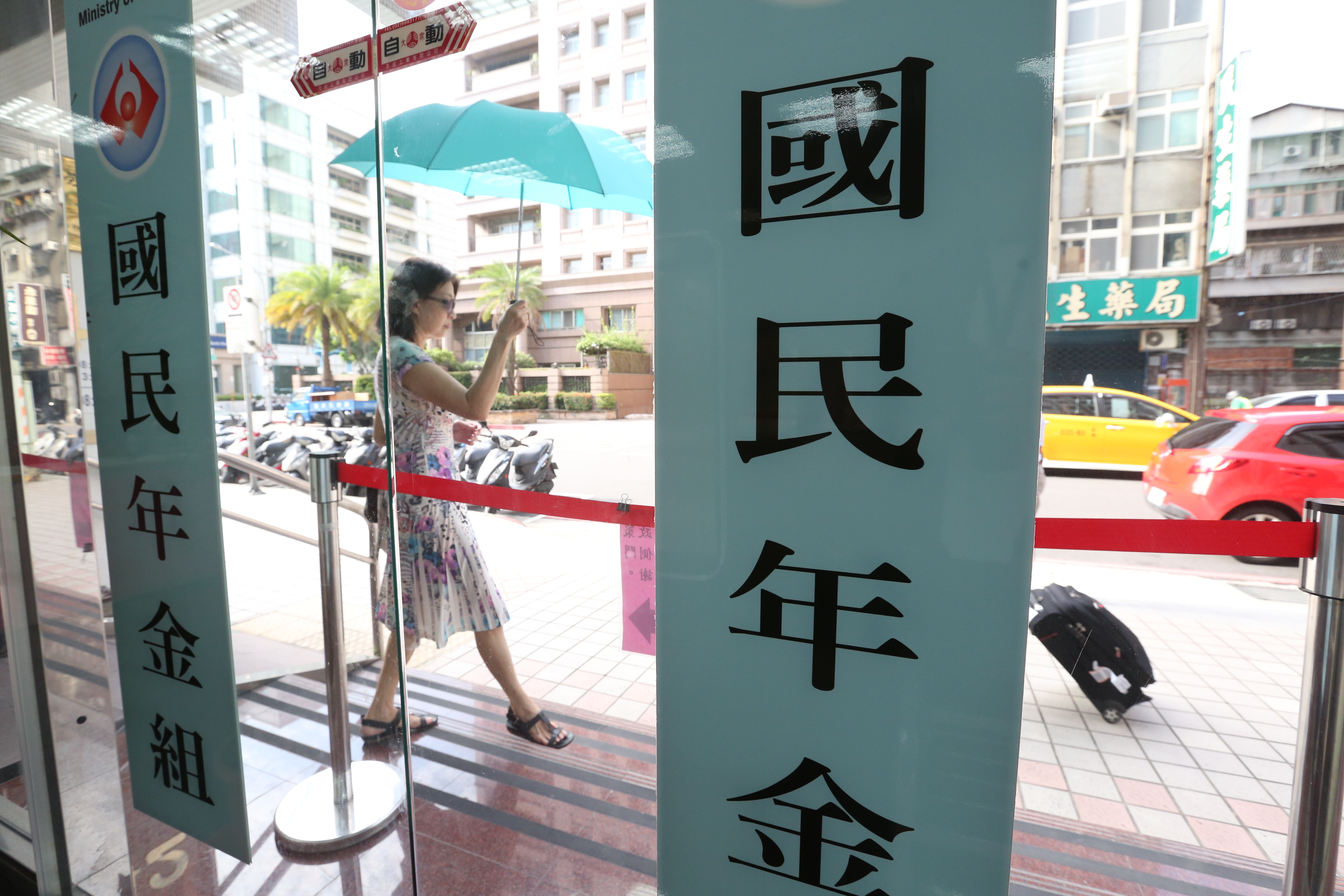 勞保中斷，只要加入國保，退休後至少有雙年金。