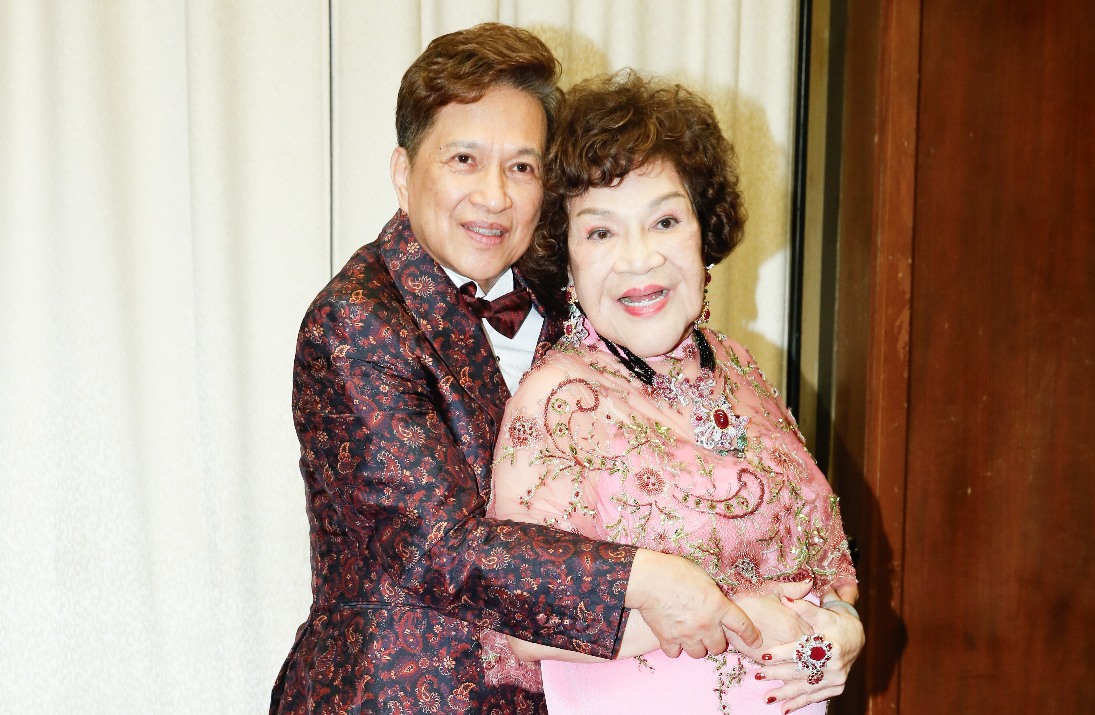 周遊一身鑽飾富貴華麗，數十年前她買這套鑽飾就花了百萬，如今珠寶增值，更是穿戴了一棟豪宅在身上。