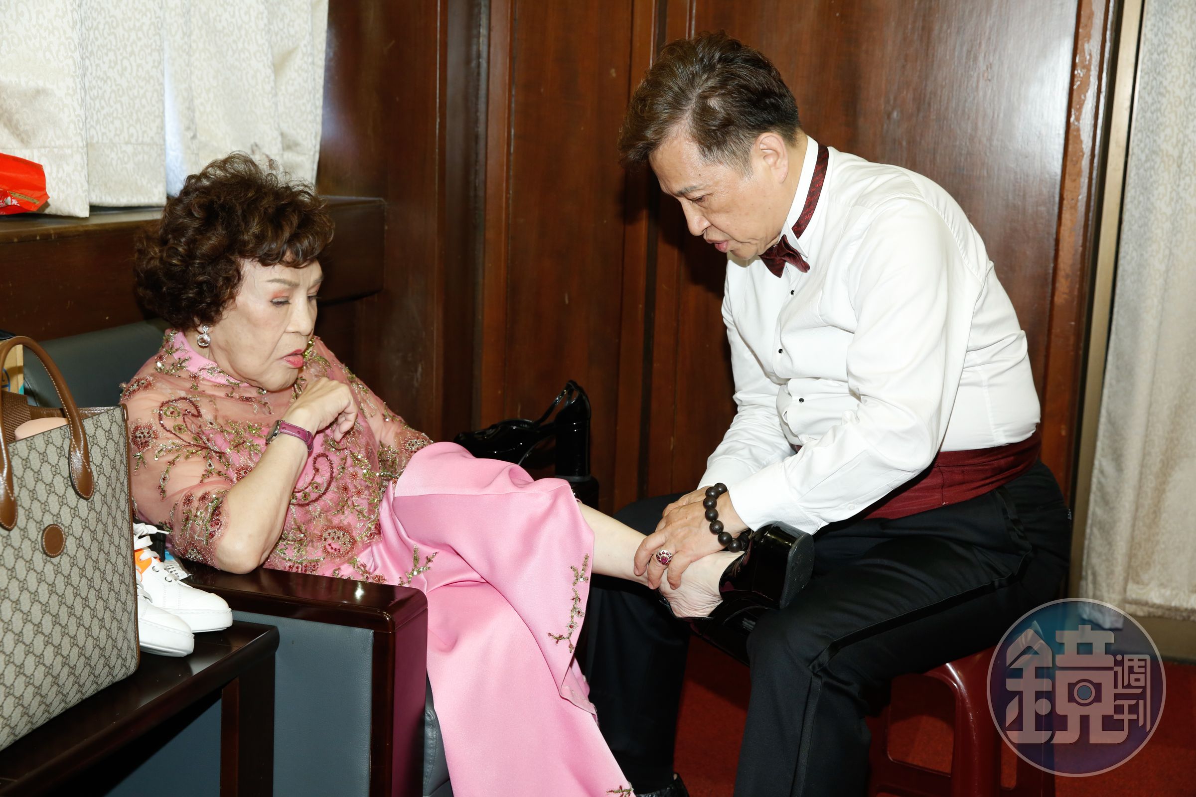 今天正好滿86歲的周遊與李朝永伉儷情深，周遊累了，李朝永為她脫鞋子按摩，儘管年事已高仍然有粉紅泡泡暴擊。