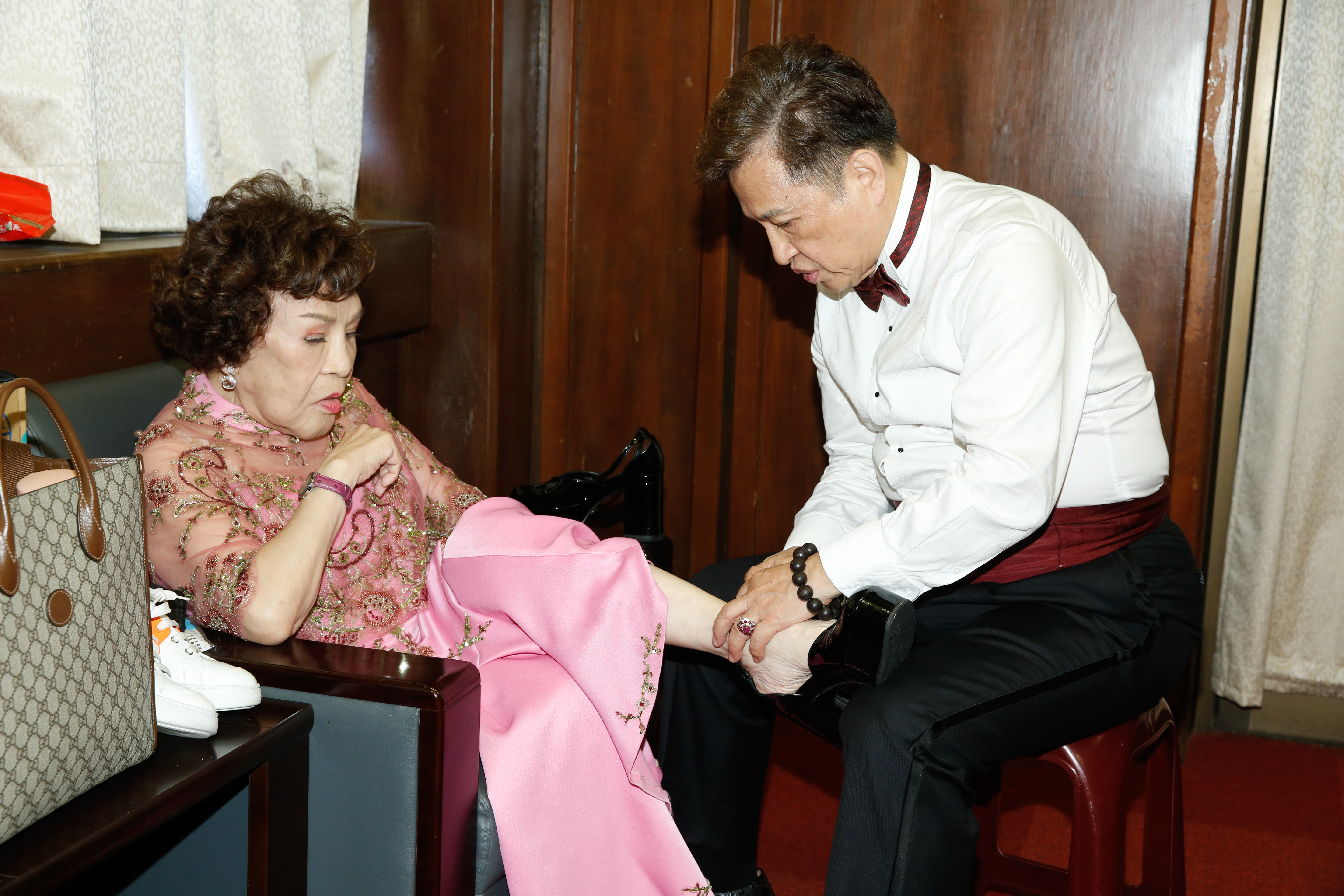 今天正好滿86歲的周遊與李朝永伉儷情深，周遊累了，李朝永為她脫鞋子按摩，儘管年事已高仍然有粉紅泡泡暴擊。