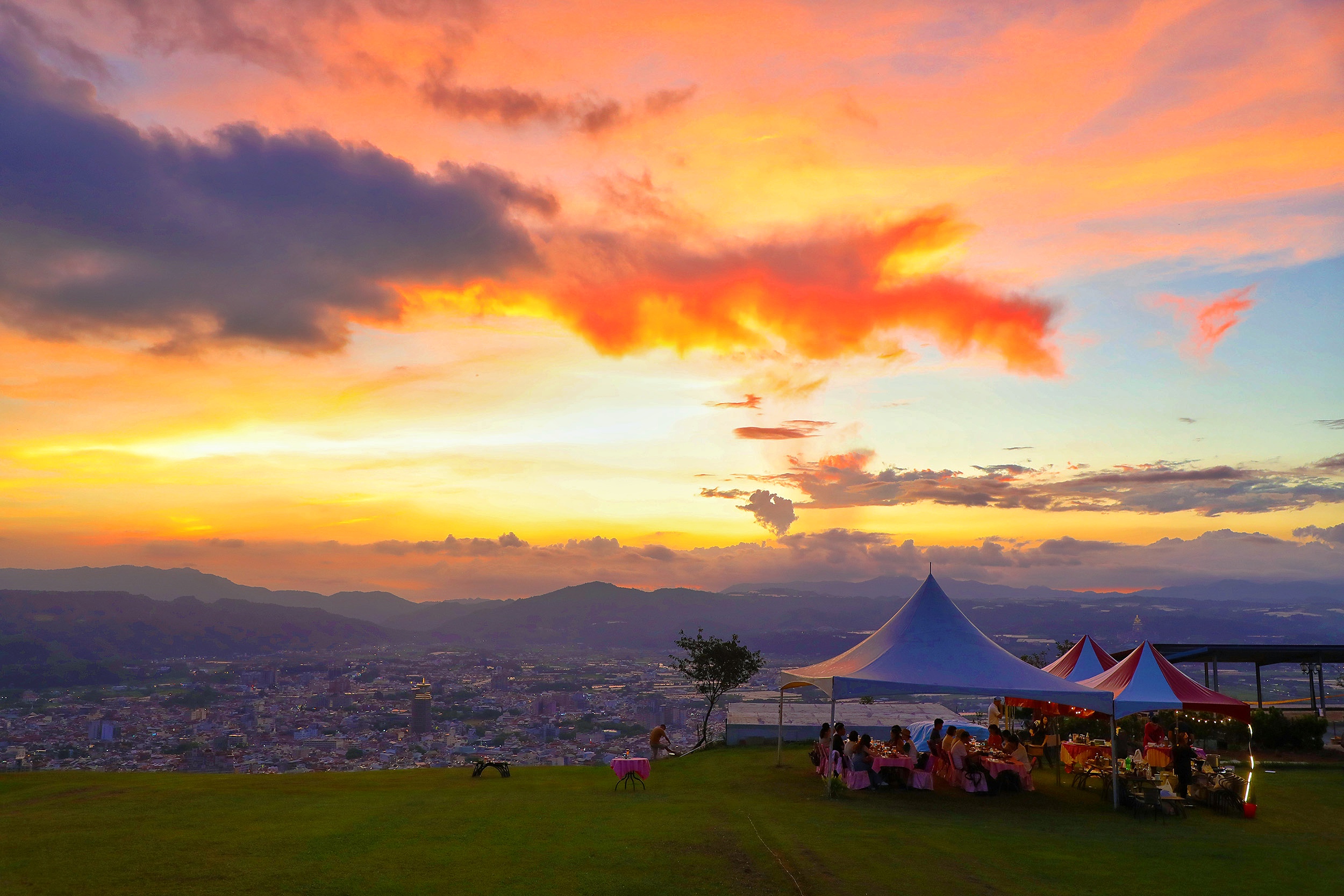 從虎嘯山莊可以欣賞到埔里美麗的夕陽美景。