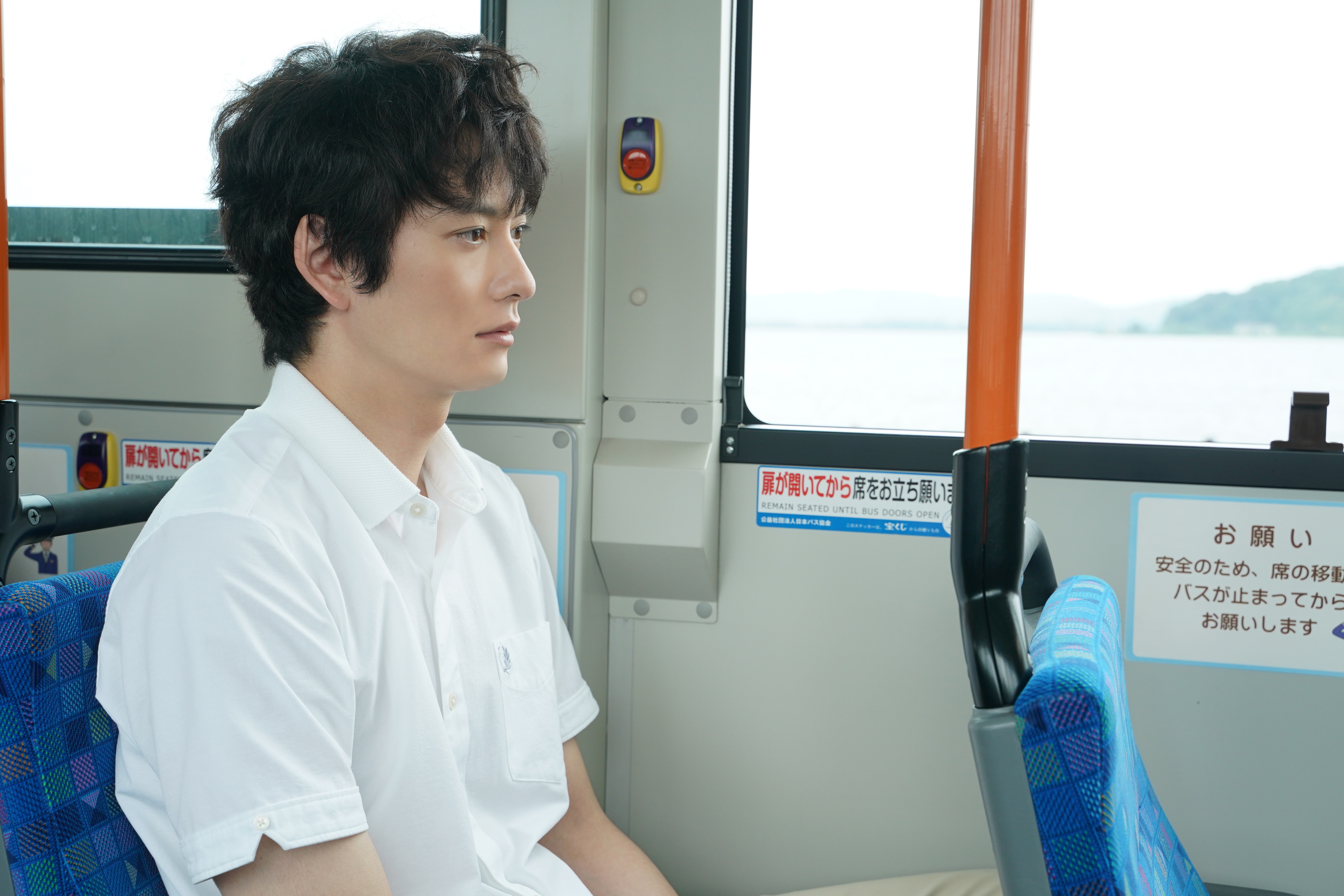 《快一秒的他》中岡田將生因時間暫停必須一直睜眼演出，導演山下敦弘大讚他幾乎沒有NG。（甲上娛樂提供）