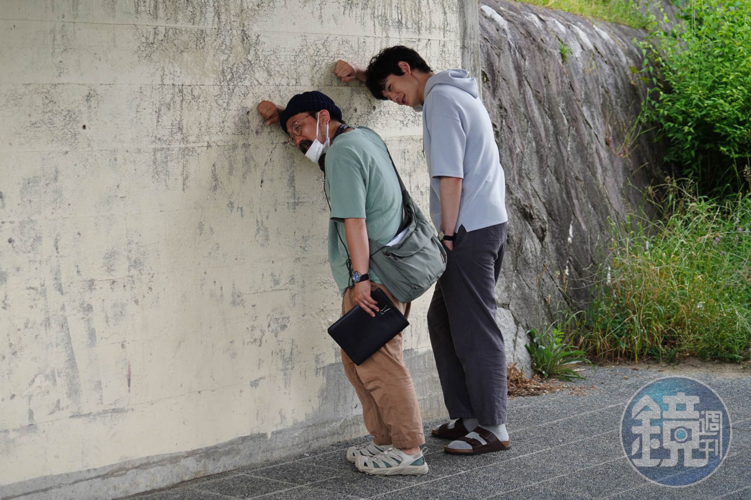 山下敦弘導演（左）和岡田將生是2度合作，在片場互動起來默契十足。（甲上娛樂提供）