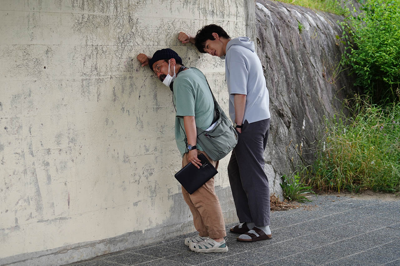 山下敦弘導演(左)和岡田將生是2度合作,在片場互動起來默契十足。(甲上娛樂提供)