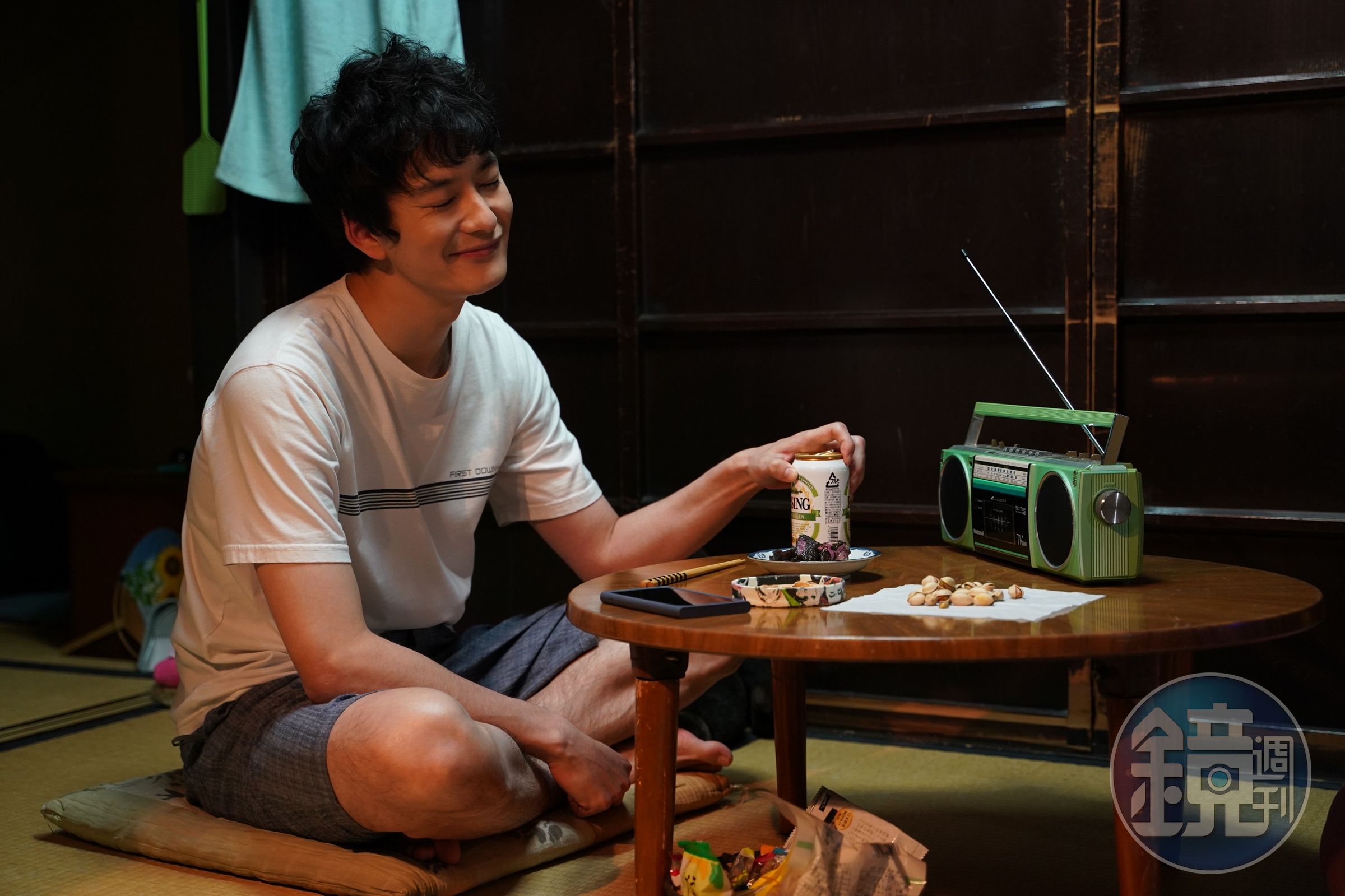 岡田將生於《快一秒的他》中飾演京都人皇一，個性有些古怪。（甲上娛樂提供）