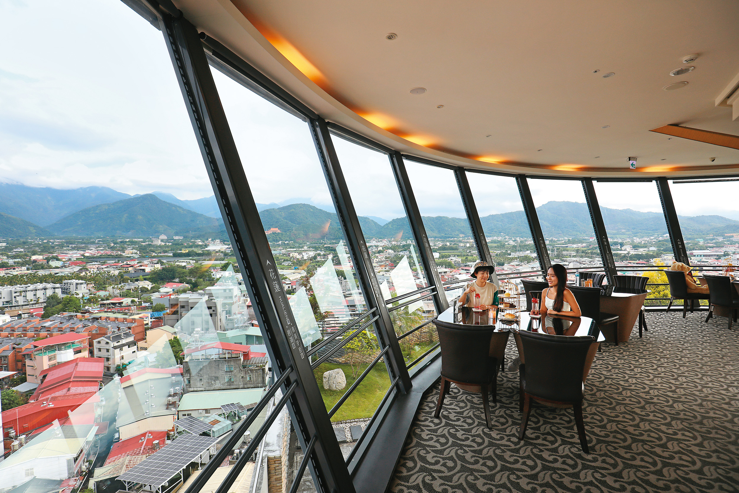 「承萬尊爵渡假酒店」頂樓的360度景觀咖啡廳，可將埔里與周圍綿延山脈的秀麗景色一覽無遺。
