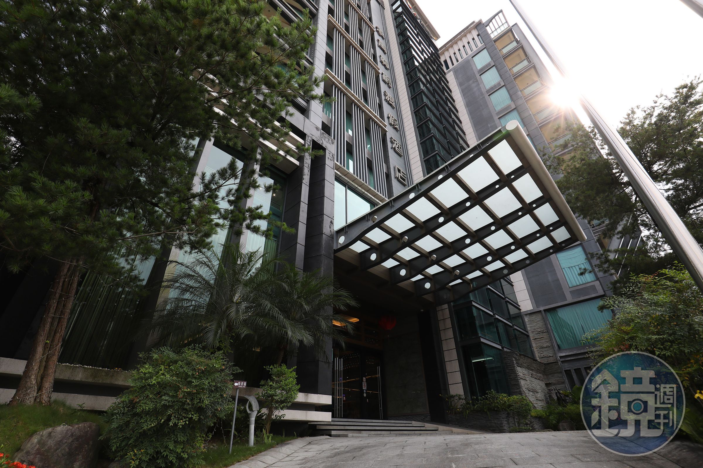 酒店位於埔里市中心，往來日月潭、清境與合歡山等鄰近觀光景點非常方便。