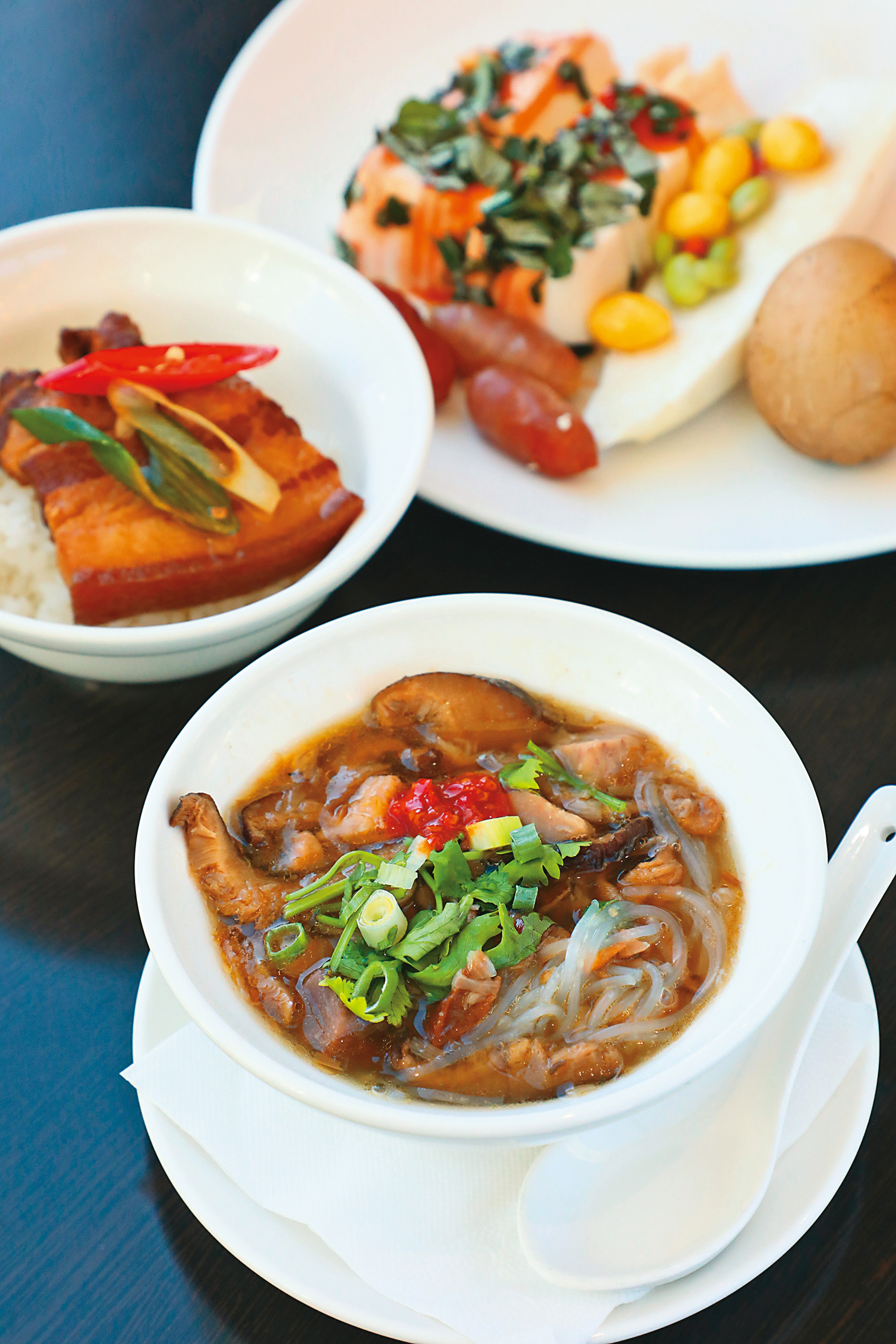 飯店自助早餐能品嘗到埔里在地的「香菇米粉湯」、紹興「爌肉飯」與「刺蔥豆腐」。