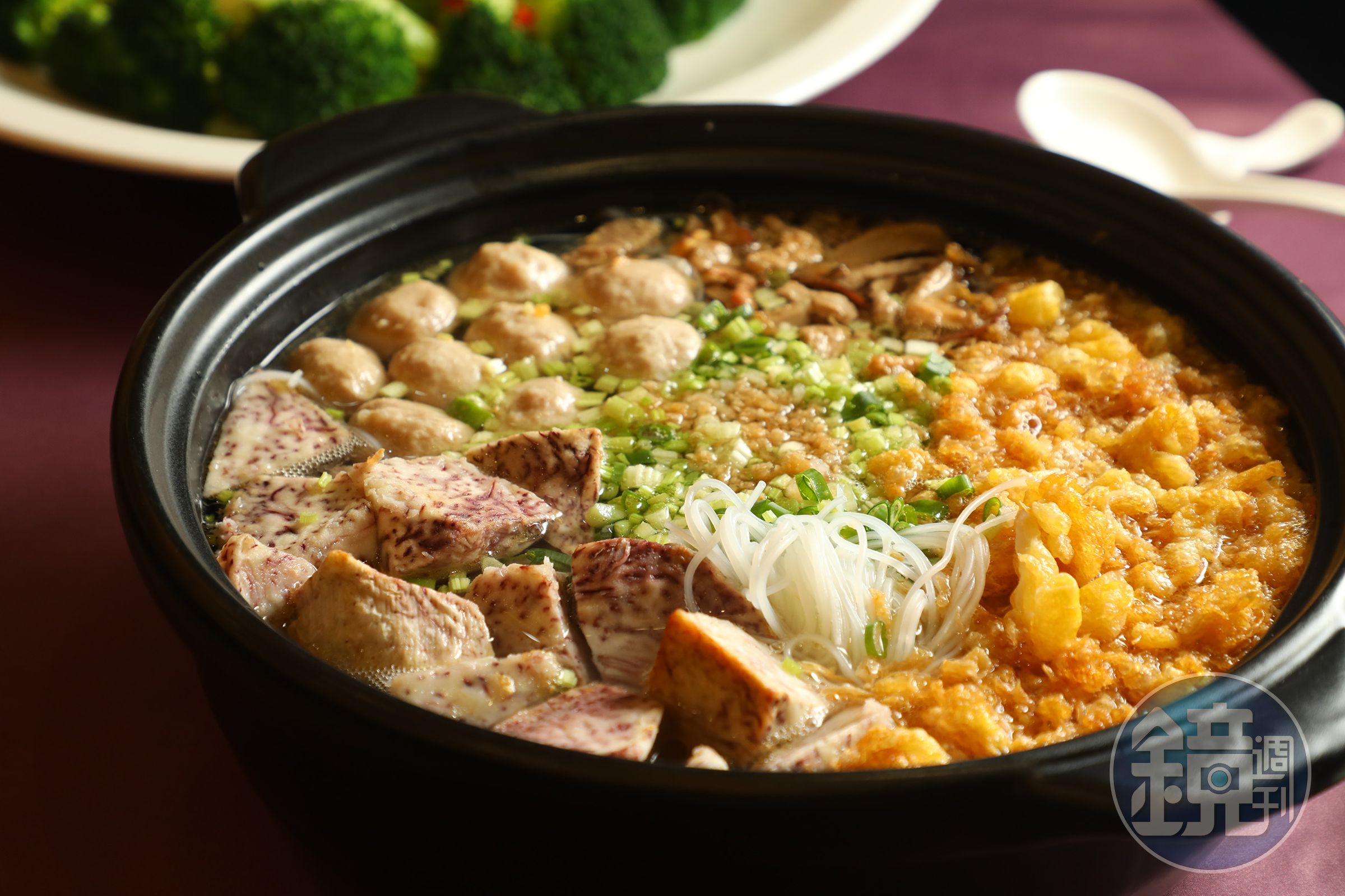 飯店宴會廳最多可同時接待70桌的活動，而且供應包括芋頭米粉等招牌猜點。