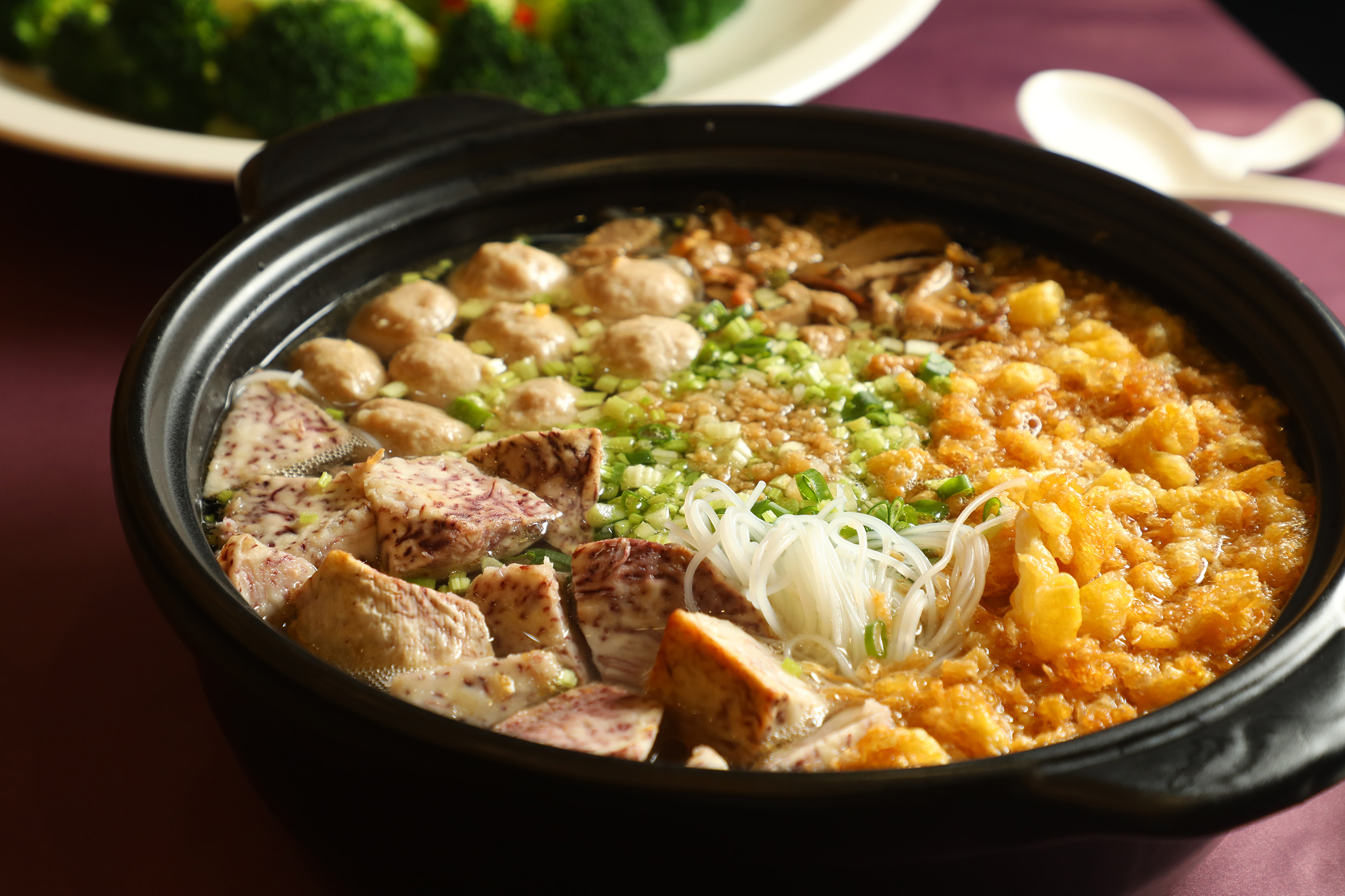 飯店宴會廳最多可同時接待70桌的活動,而且供應包括芋頭米粉等招牌猜點。