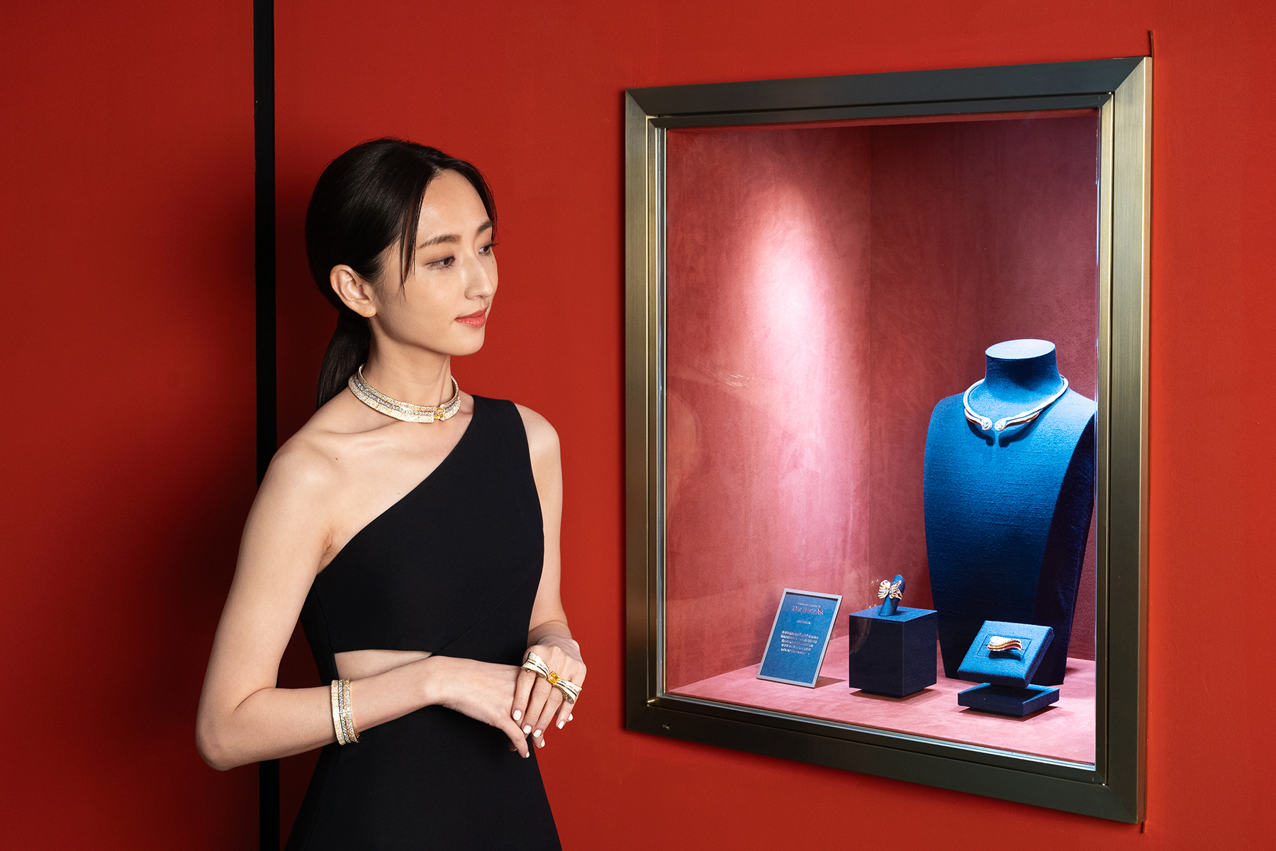 柯佳嬿以嘉賓身份搶先欣賞Metamorphosis by De Beers高級珠寶展。（De Beers提供）