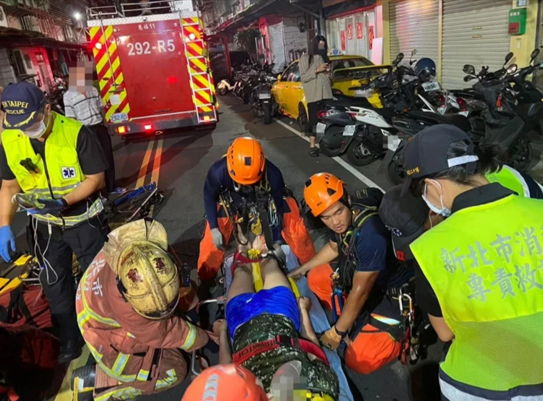 邱男不慎墜樓，四肢有多處擦挫傷，經緊急送醫後無生命危險。（翻攝畫面）