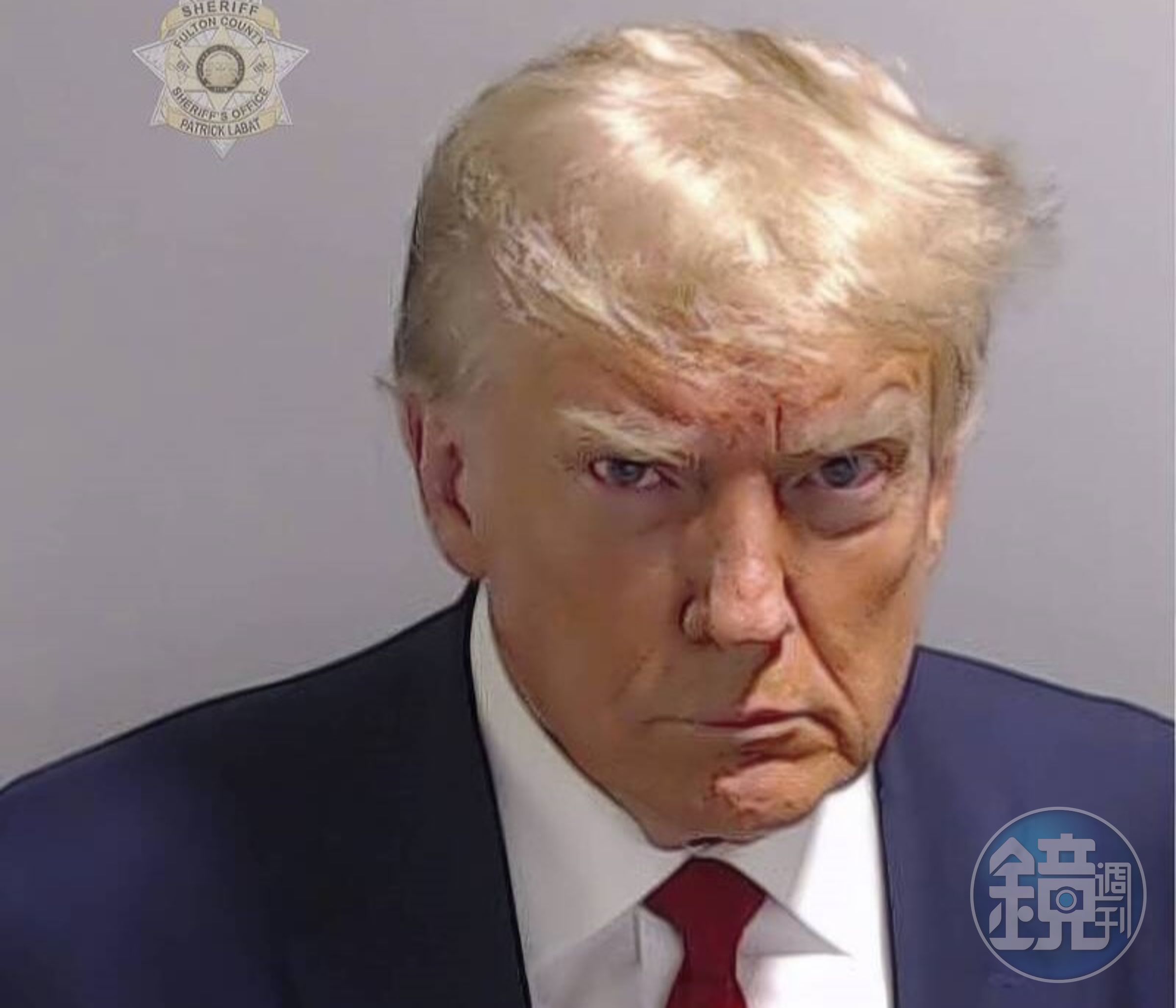 富爾頓警長辦公室公布川普的嫌犯大頭照，使其成為拍攝嫌犯大頭照的首位美國前總統。（翻攝自富爾頓警長辦公室）