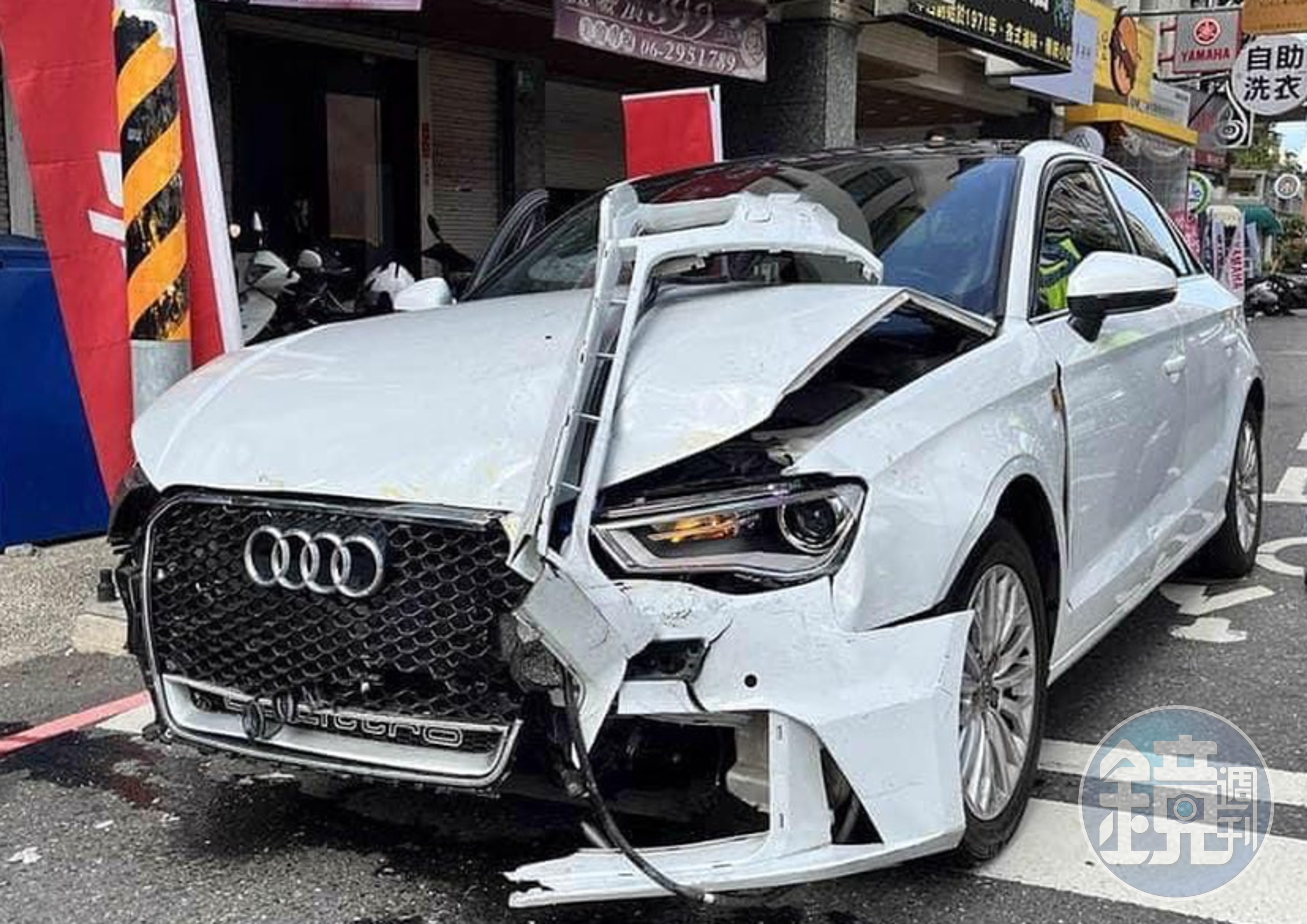 21歲魏女駕駛白色奧迪，在台南街頭撞飛路人，但第一時間她竟是錄下車身慘況，又連飆好幾句髒話。（翻攝台南式IG @tainan_style）