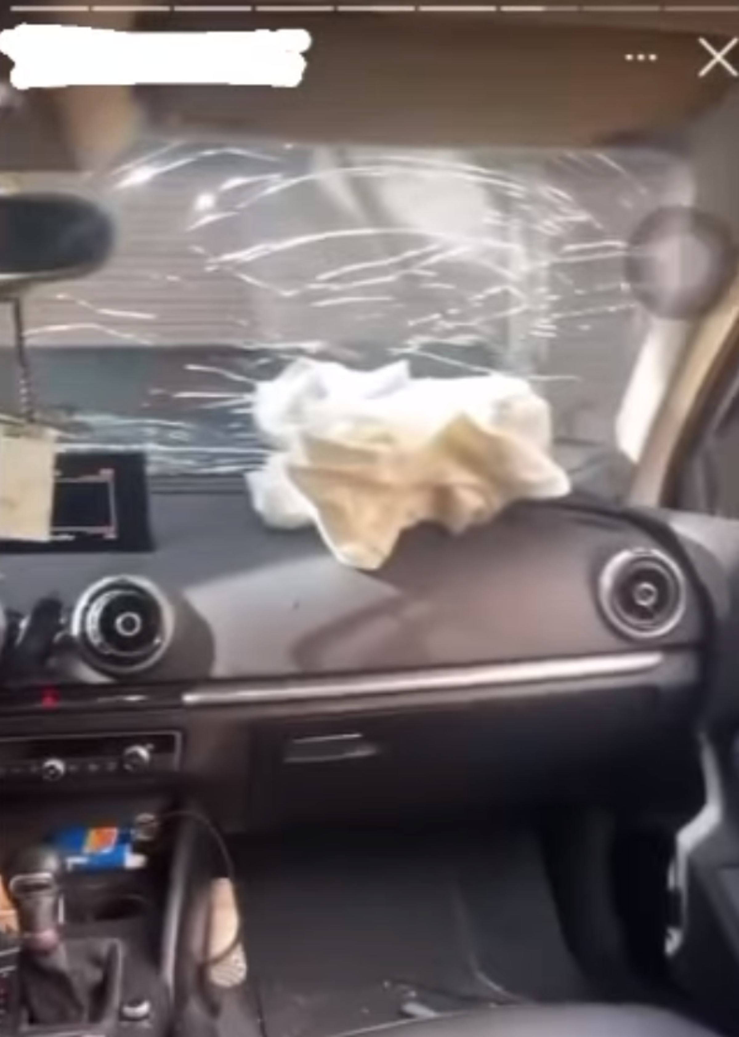 魏女第一時間拍下車身慘況，毫不在乎自己撞傷路人。（翻攝台南式IG @tainan_style）