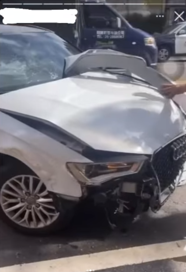 魏女第一時間拍下車身慘況，毫不在乎自己撞傷路人。（翻攝台南式IG @tainan_style）