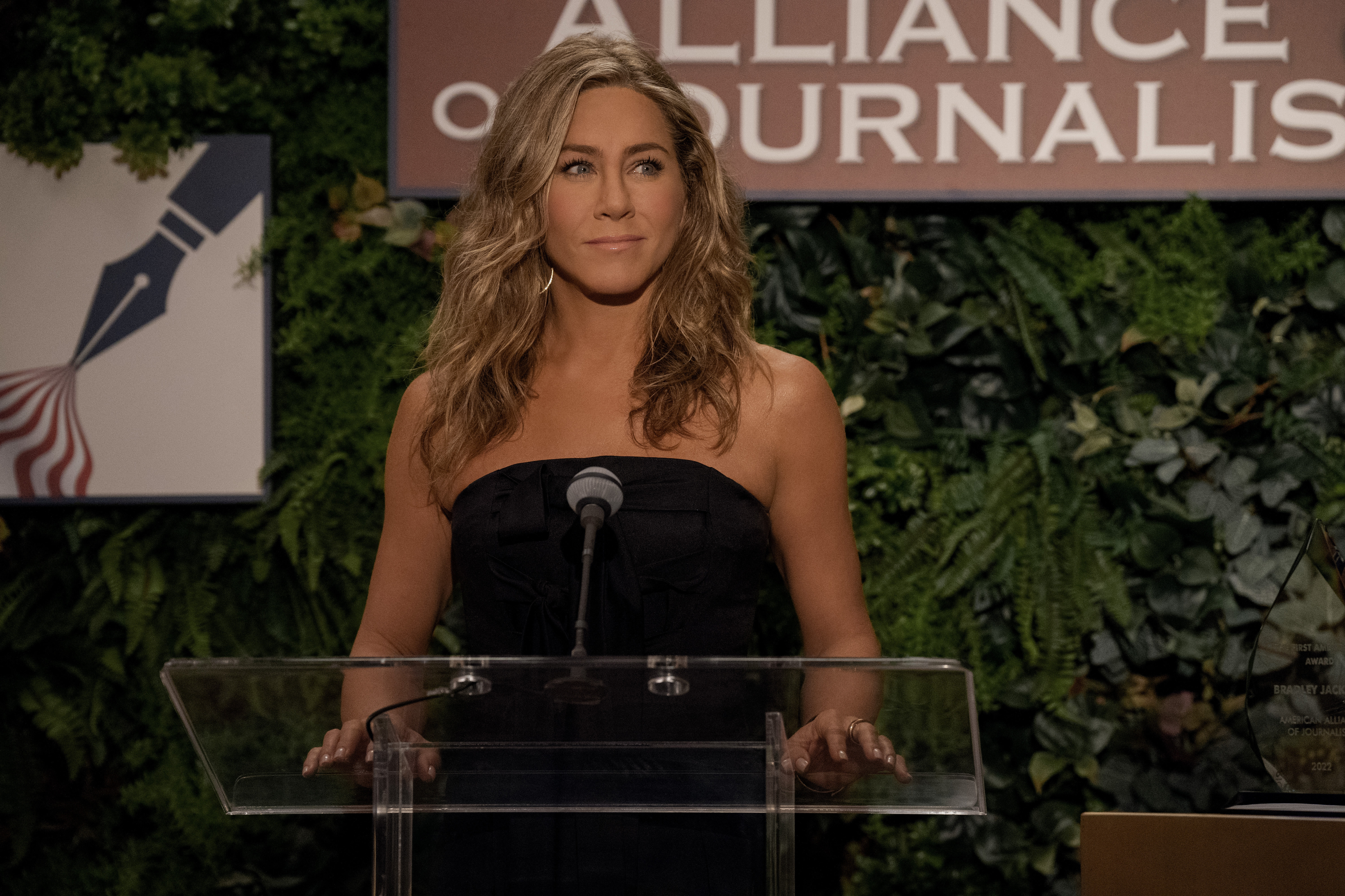 UBA電視台面對被收購的財務危機，艾莉克絲也發現自己難以擺脫各種明爭暗鬥。（Apple TV+提供）