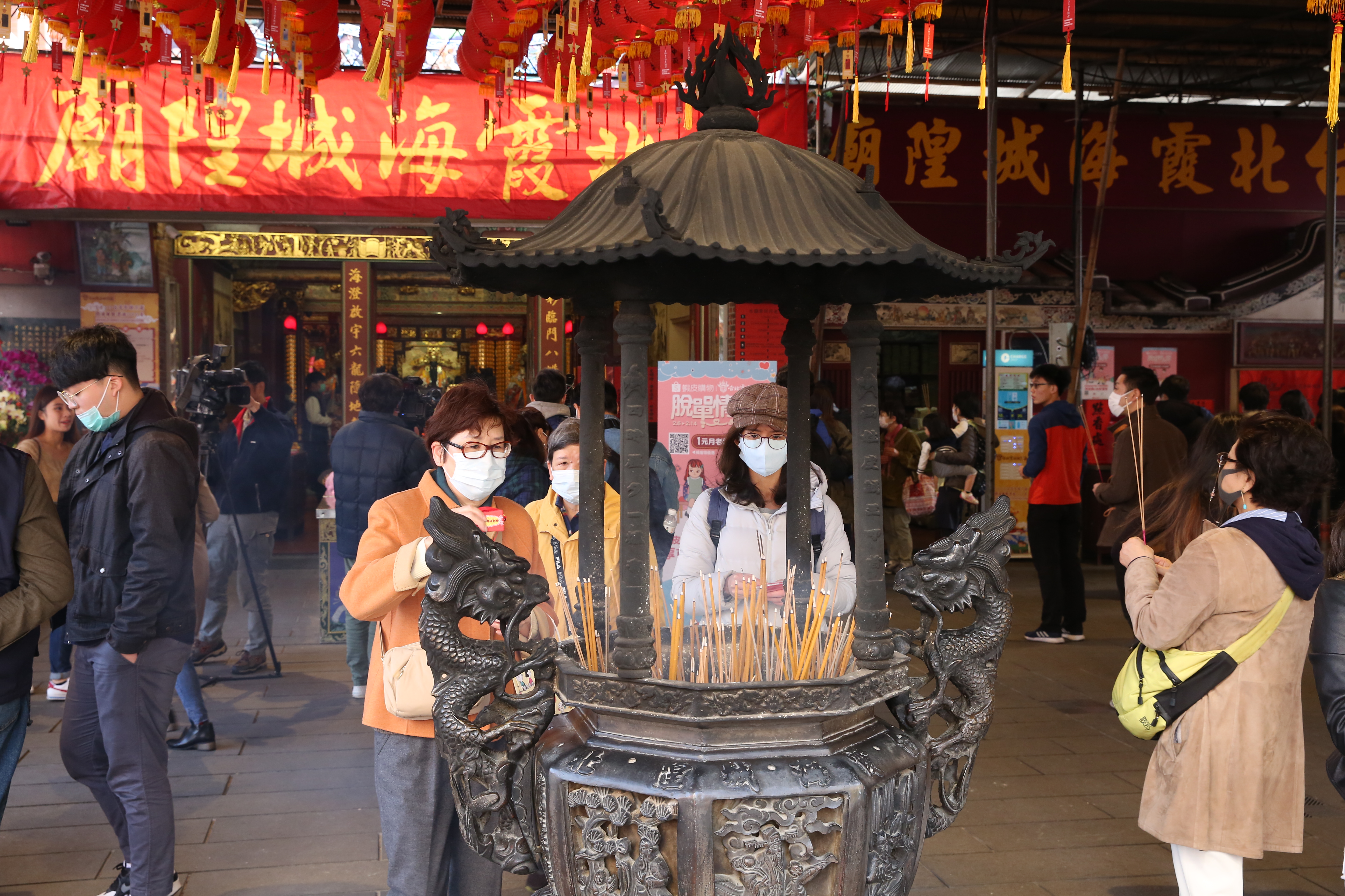 七夕情人節剛過，許多人前往月老廟祈求月下老人賜姻緣，「最近哪種幸福會來敲我的門？」。圖為台北霞海城隍廟，民眾拜拜求平安、求姻緣。