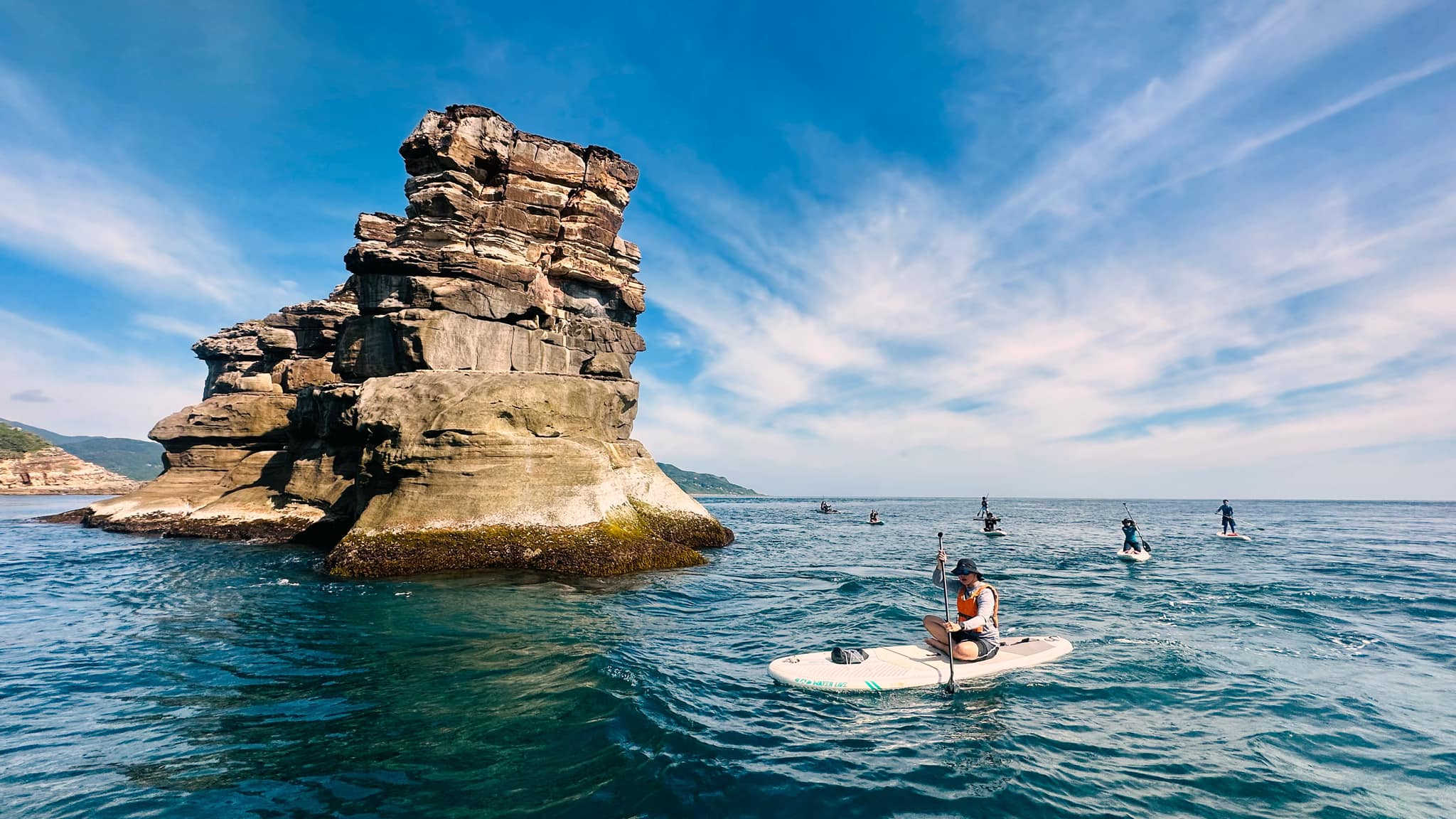 玩夏北海岸-中角灣SUP行程可看見美麗燭台嶼和湛海藍天的景色。圖片來源／「范森SUP教學俱樂部」提供。