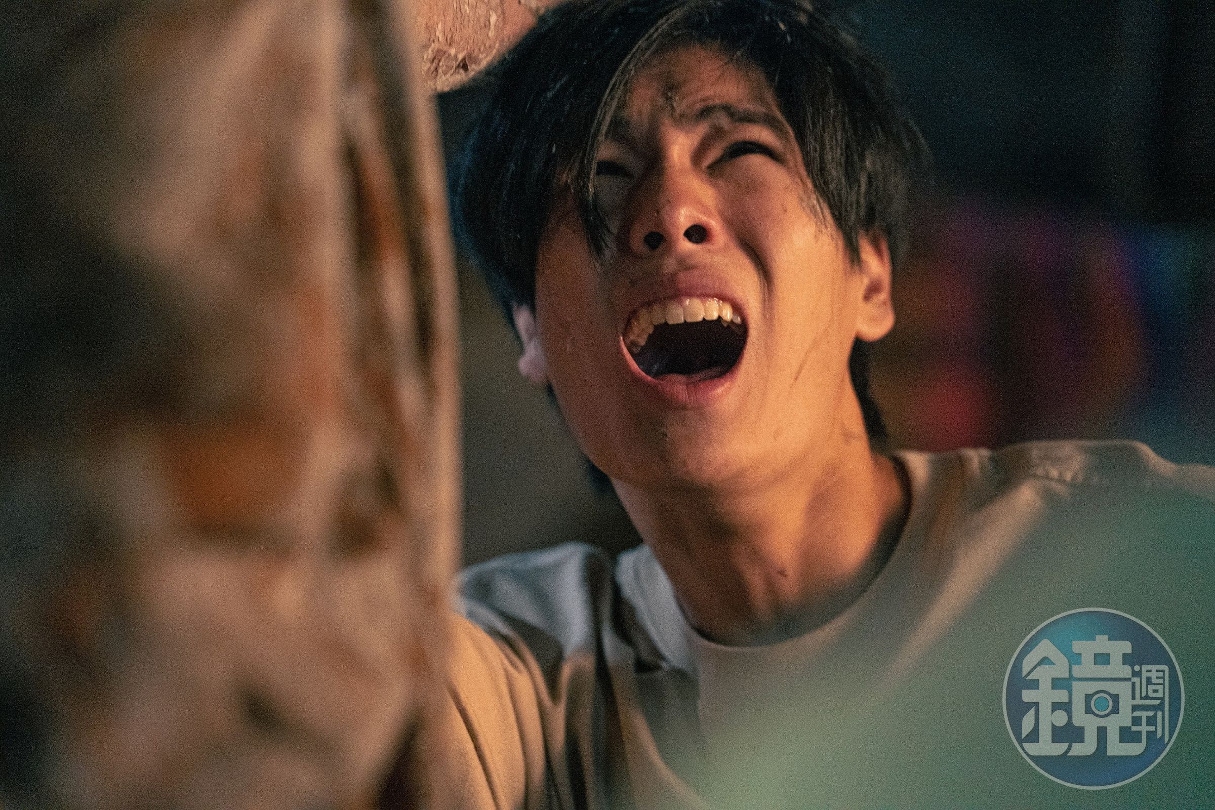 泰BL小生普明主演鬼片《鬼偶》,飾演鐵齒不相信傳統信仰,意外引發惡鬼作亂的年輕人。(華映娛樂提供)
