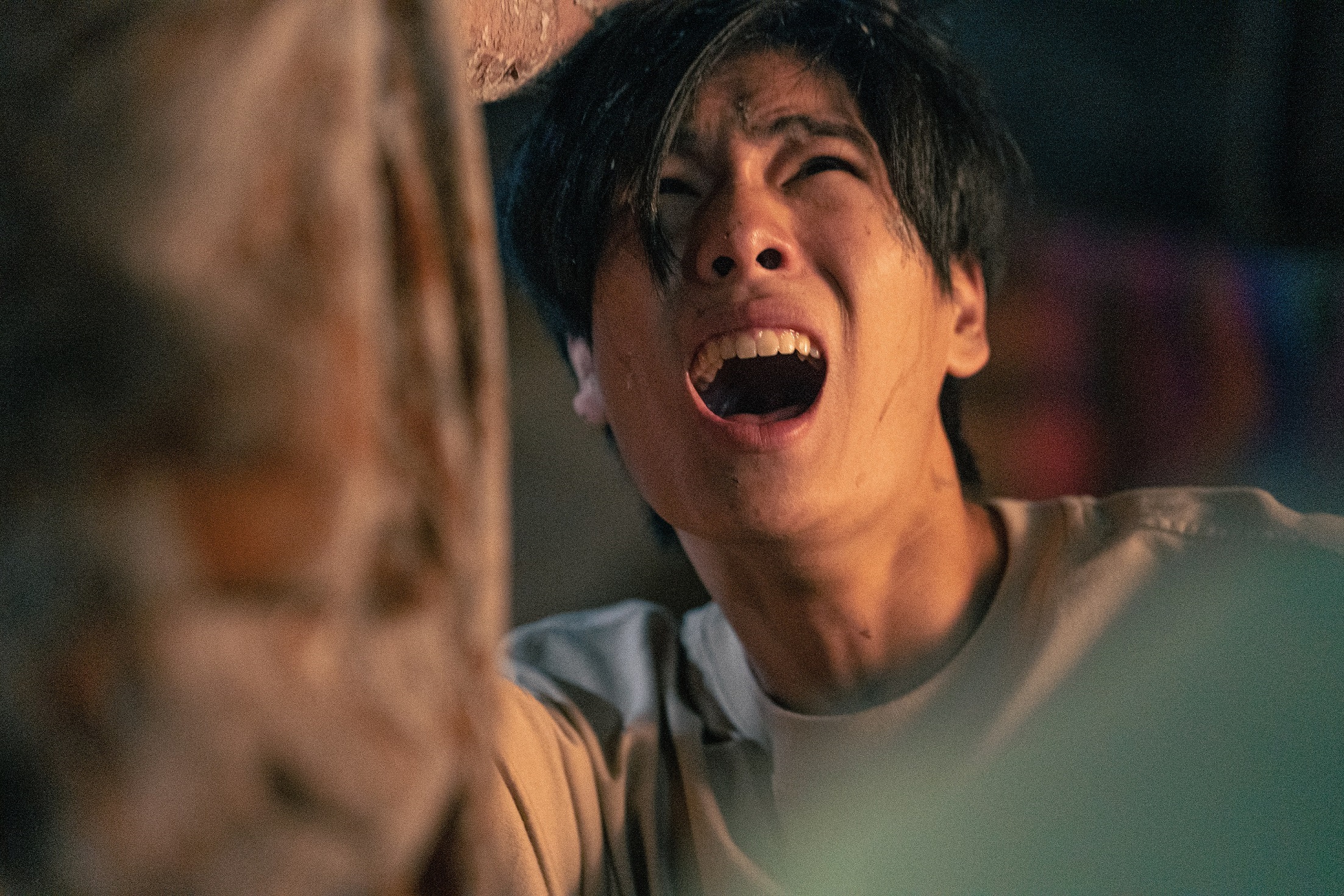 泰BL小生普明主演鬼片《鬼偶》，飾演鐵齒不相信傳統信仰，意外引發惡鬼作亂的年輕人。（華映娛樂提供）