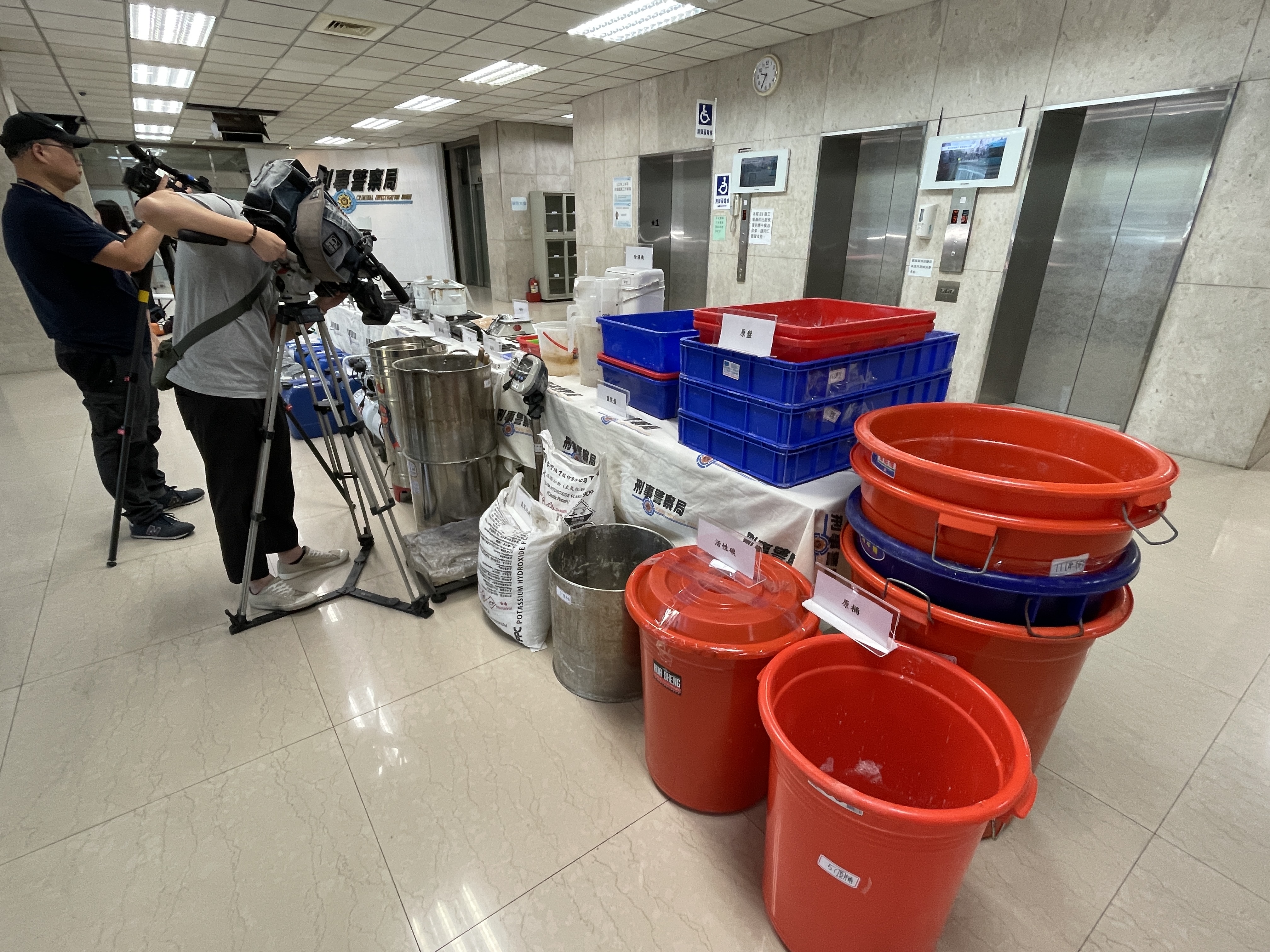 警方展示查扣製毒工具、原料一批。