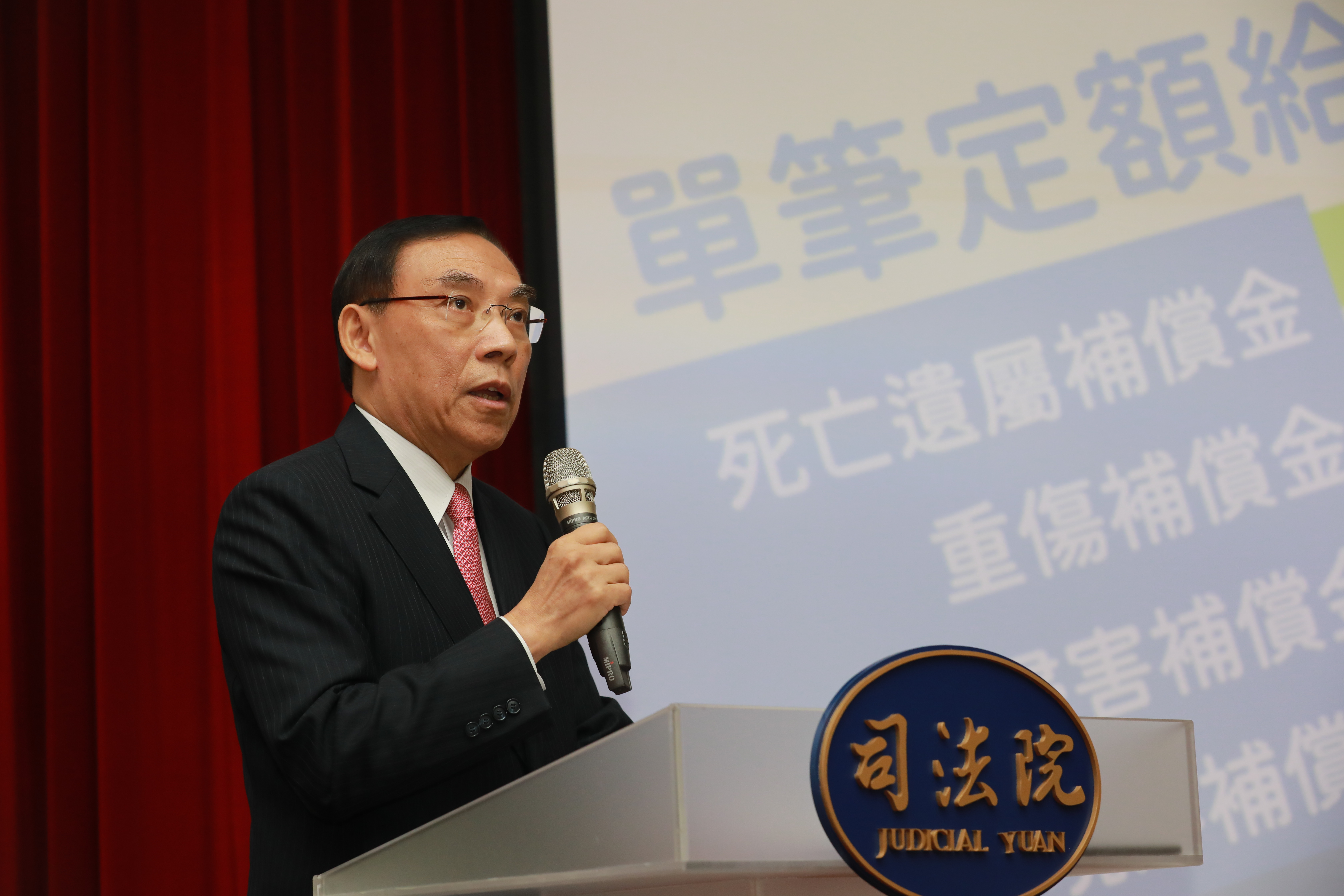 法務部長蔡清祥說明法務部在強化保護被害人、打詐及反毒等司改成果。