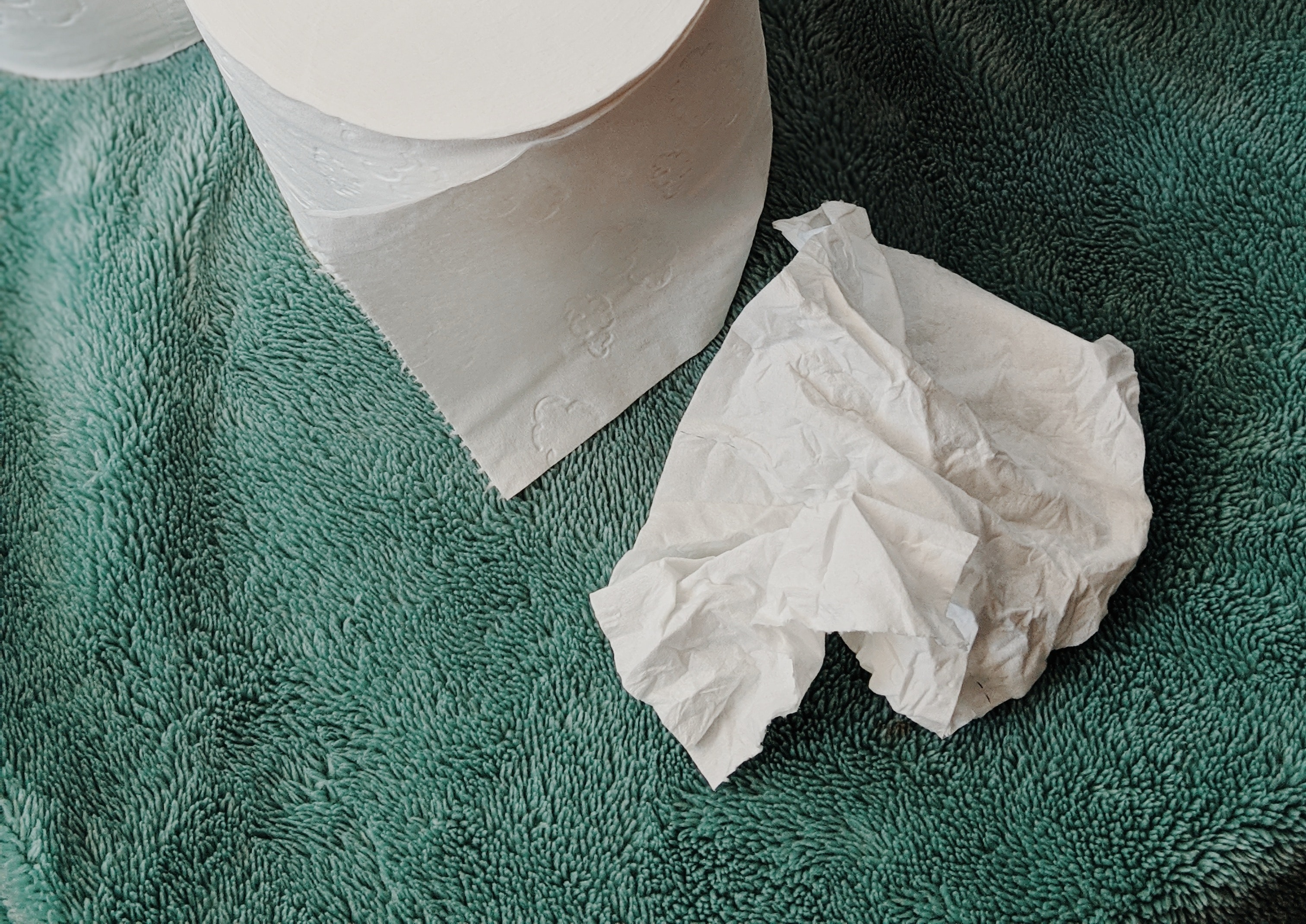 一名外送員把毒品藏在衛生紙中丟在馬路上，遭到巡邏員警逮個正著。圖片僅供示意。（取自Pexels）