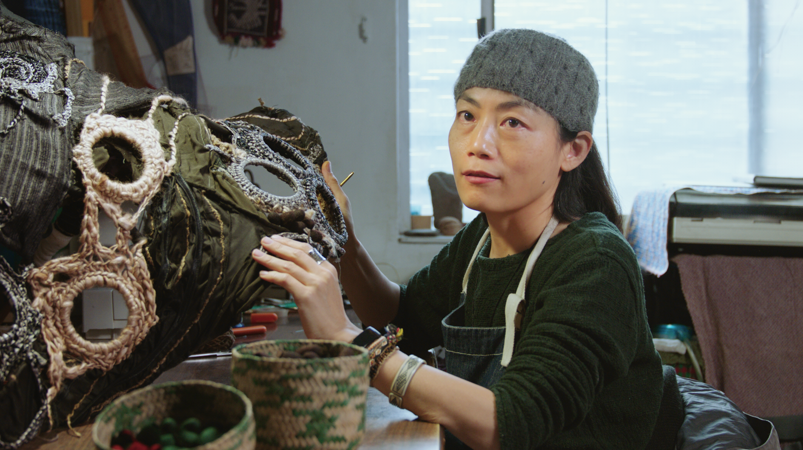 藝術家康雅筑創作「蠶絲研究計畫」《第四章─上簇》以不同的編織技法編織成巨大桑葉，展現產業不同時期的發展與生態。（公視提供）