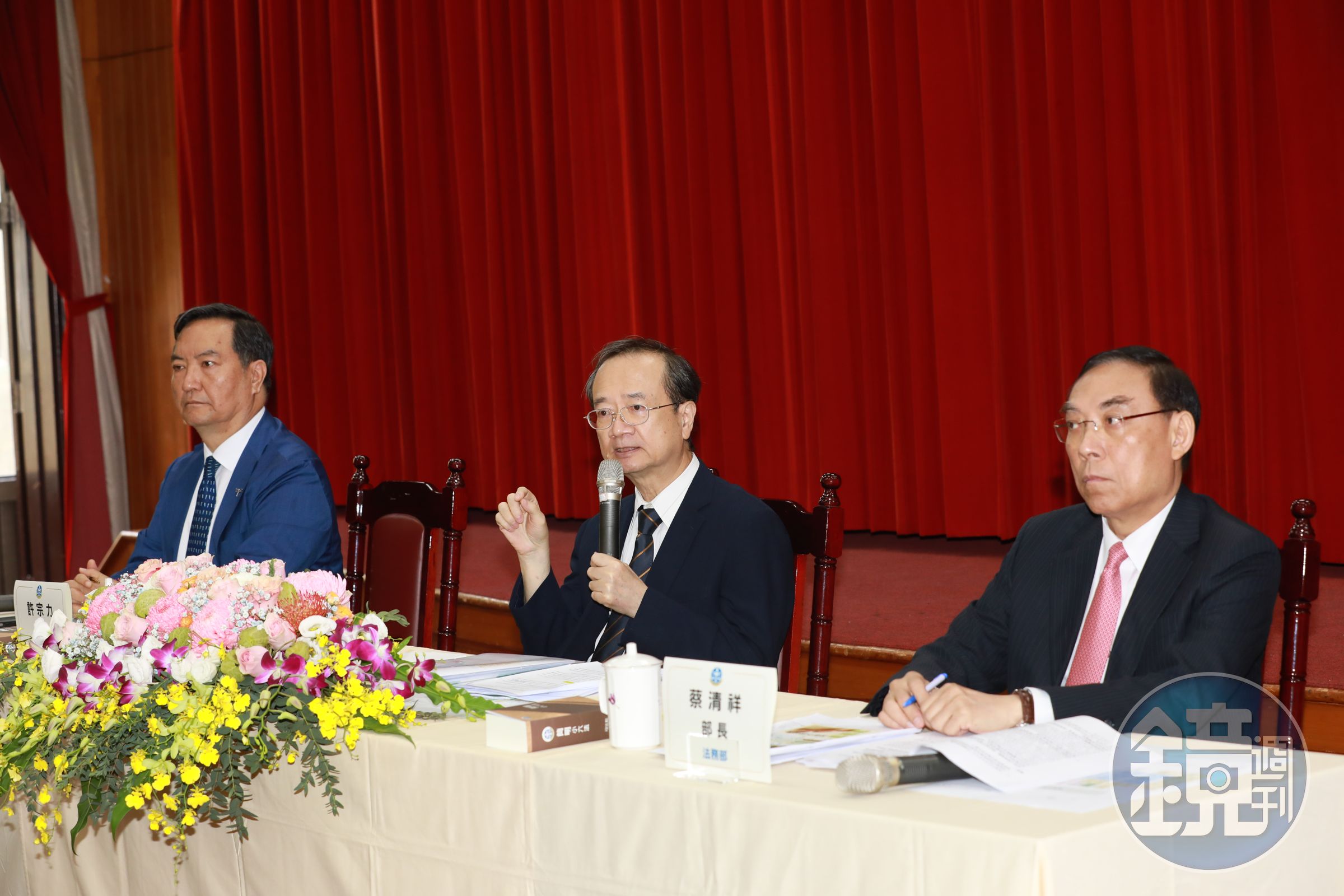 司法院長許宗力(中)首度回應石木欽案、李伯道性騷案及林輝煌說謊等3大司法醜聞,避重就輕,回答過程一直重複說「這個、那個」