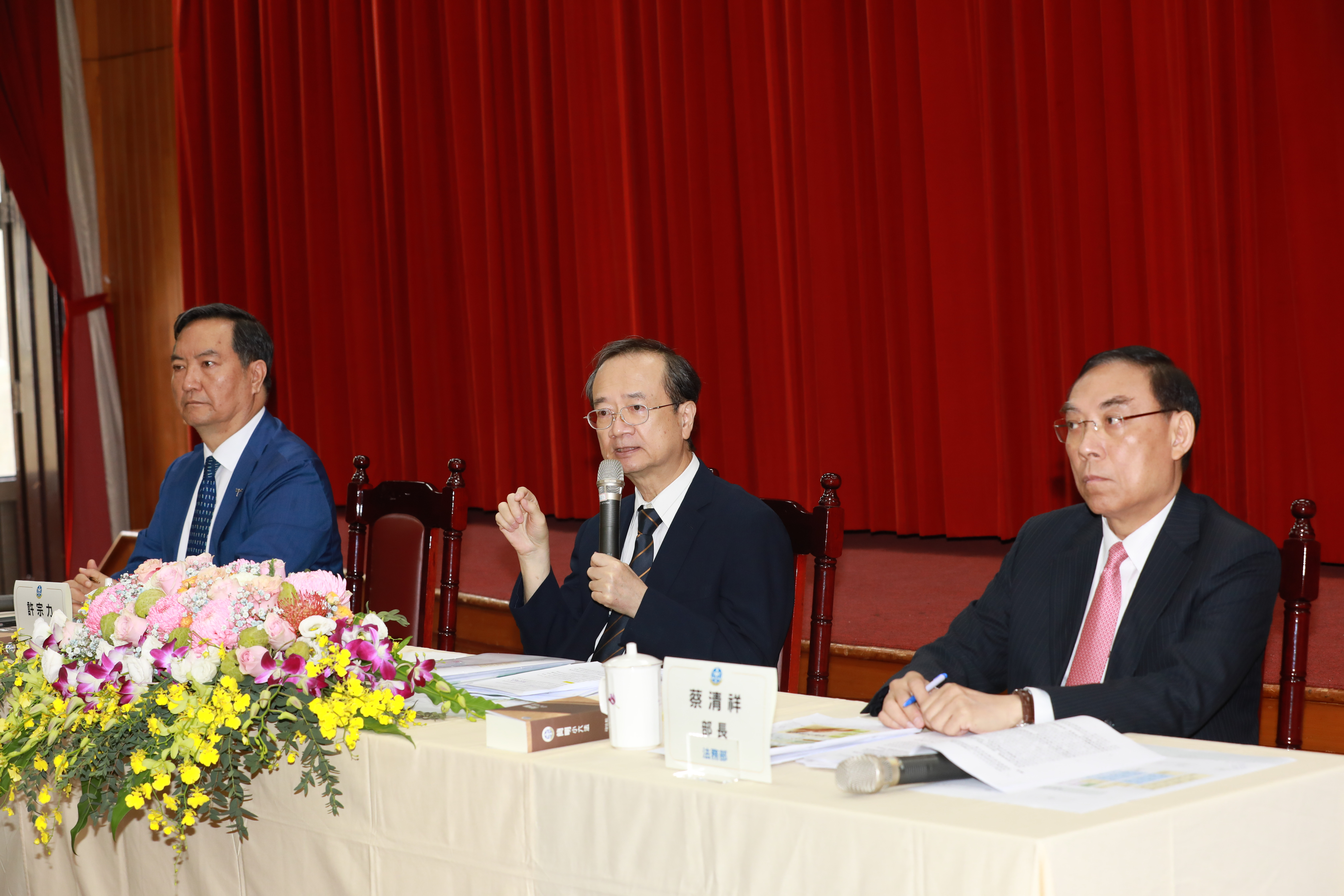司法院長許宗力（中）首度回應石木欽案、李伯道性騷案及林輝煌說謊等3大司法醜聞，避重就輕，回答過程一直重複說「這個、那個」