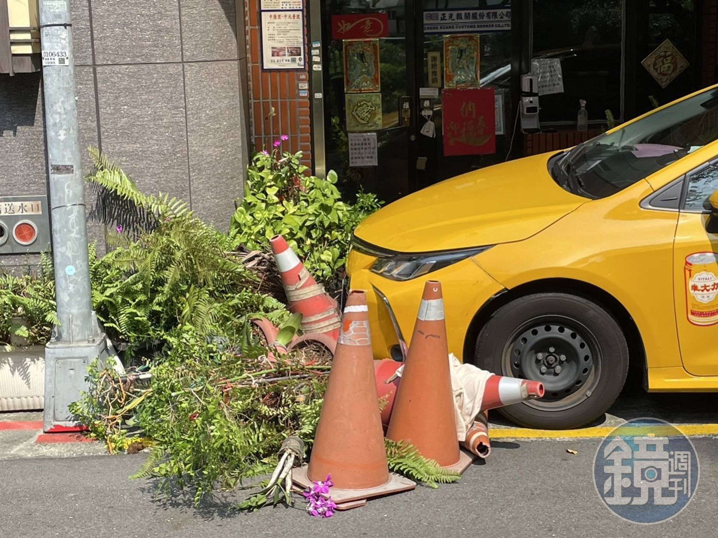 計程車突然失控撞進民宅後停下。（翻攝畫面）