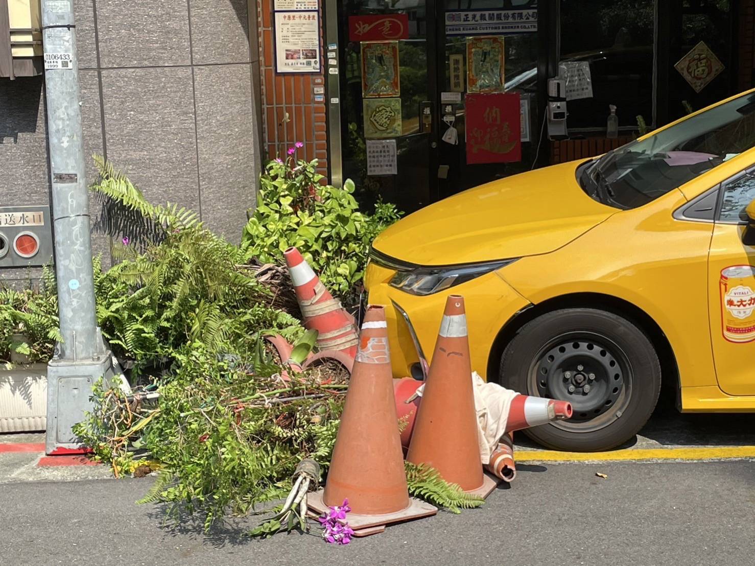 計程車突然失控撞進民宅後停下。(翻攝畫面)