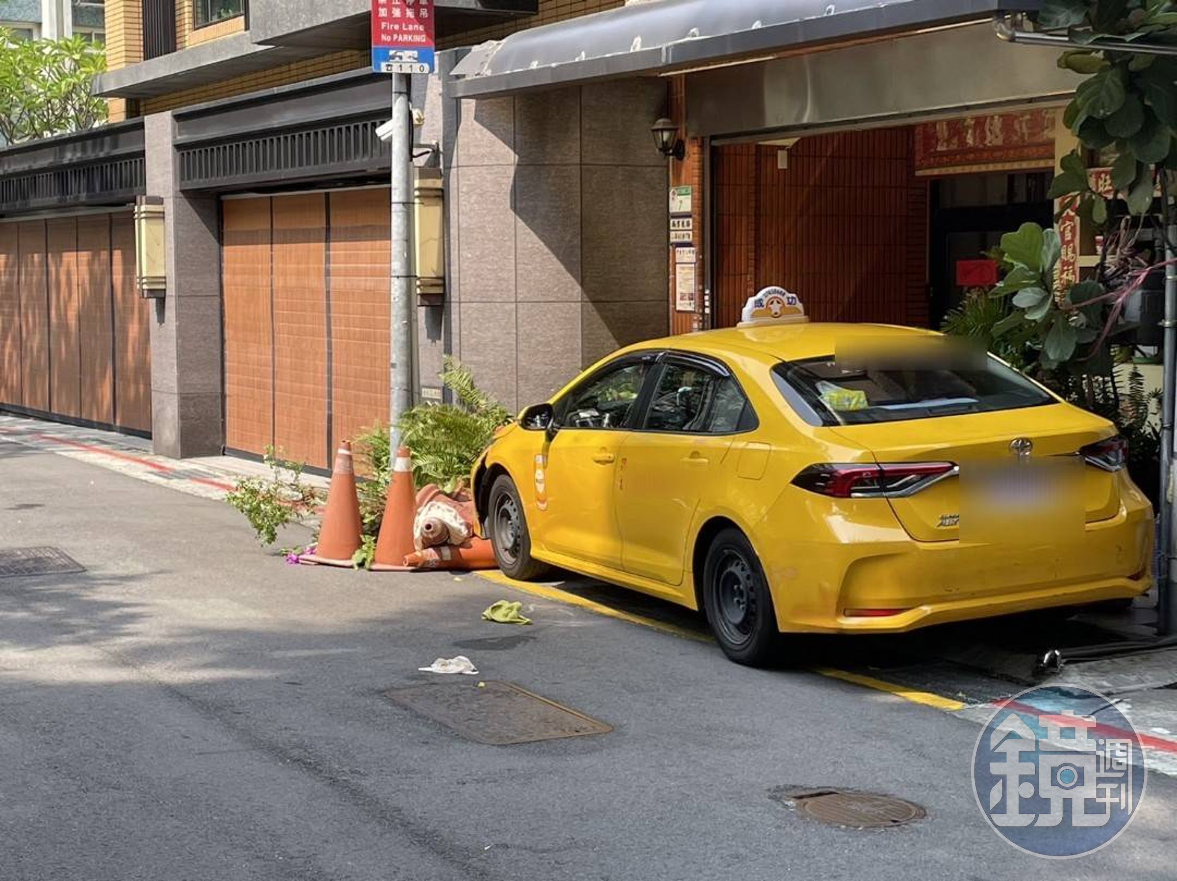 警消到場發現小黃司機沒有呼吸心跳，協助將他送醫，並調查案發經過。（翻攝畫面）