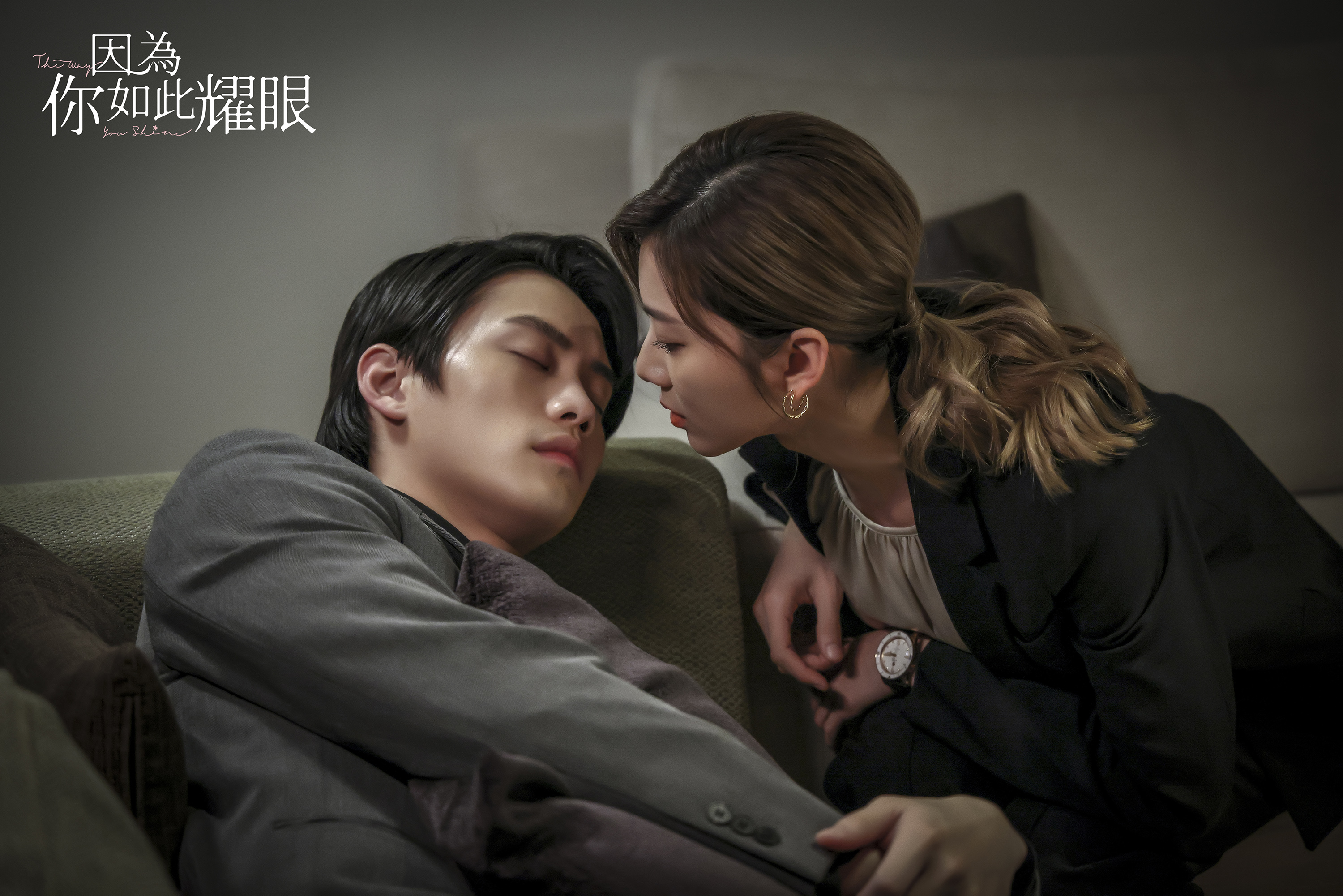 蔡黃汝（右）在《耀眼》中偷襲吻范少勳（左）。（時創影業提供）