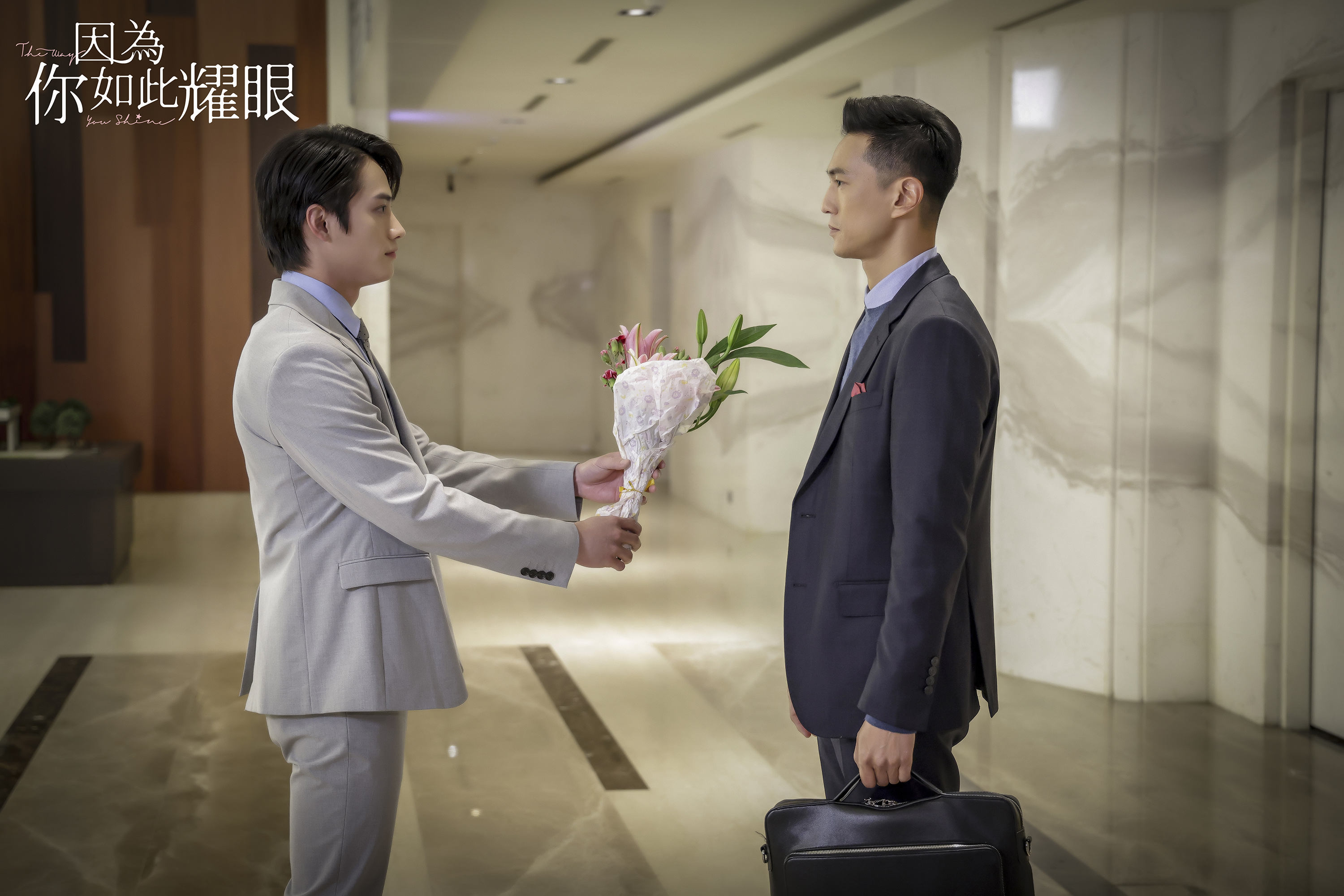 鍾承翰(右)、范少勳(左)戲裡戲外好兄弟感情藏不住。(時創影業提供)