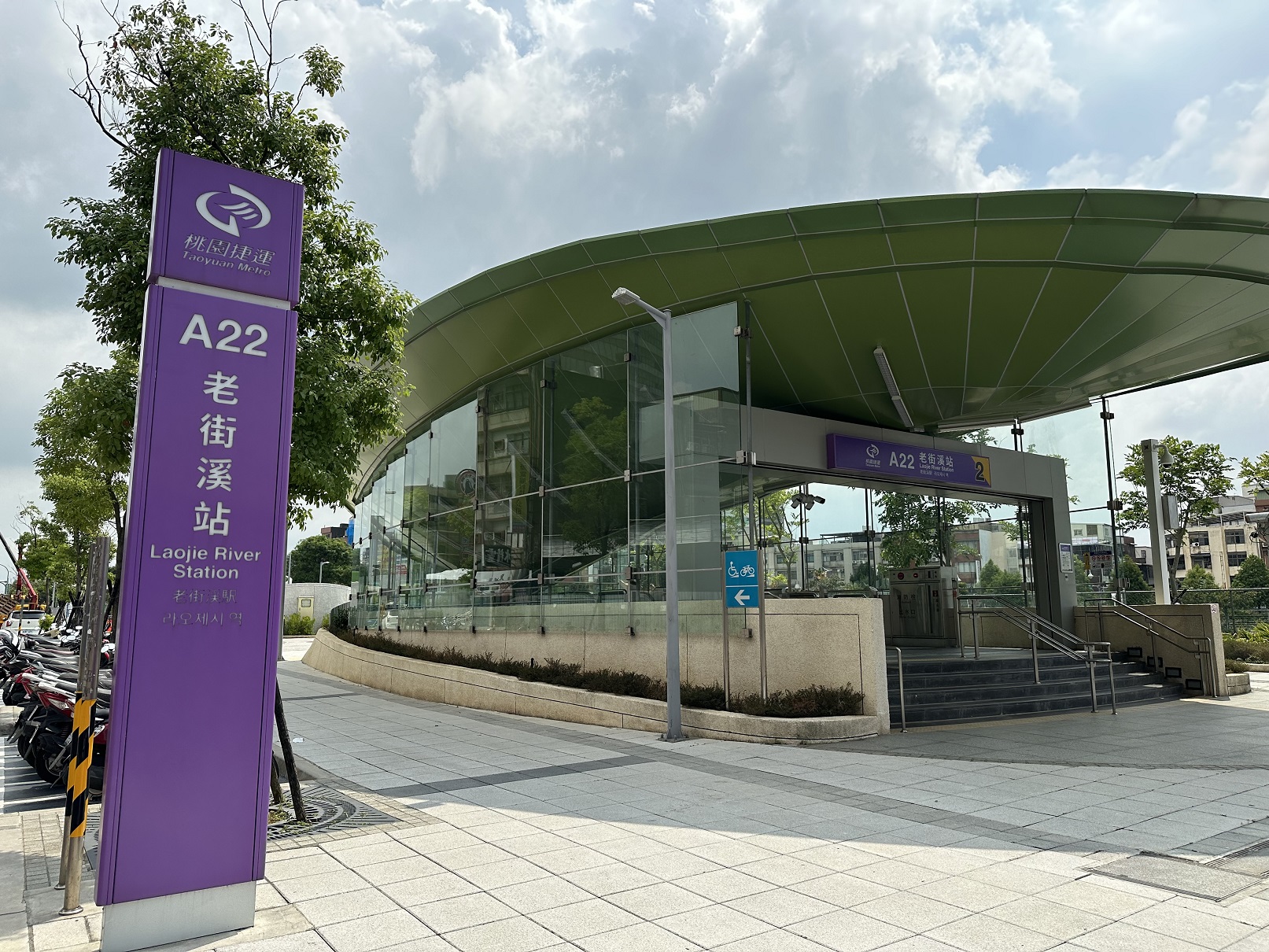 桃園市府指出，隨著1200元基北北桃通勤月票啟用、A22老街溪站啟用，機場捷運日運量已經突破10萬人次。