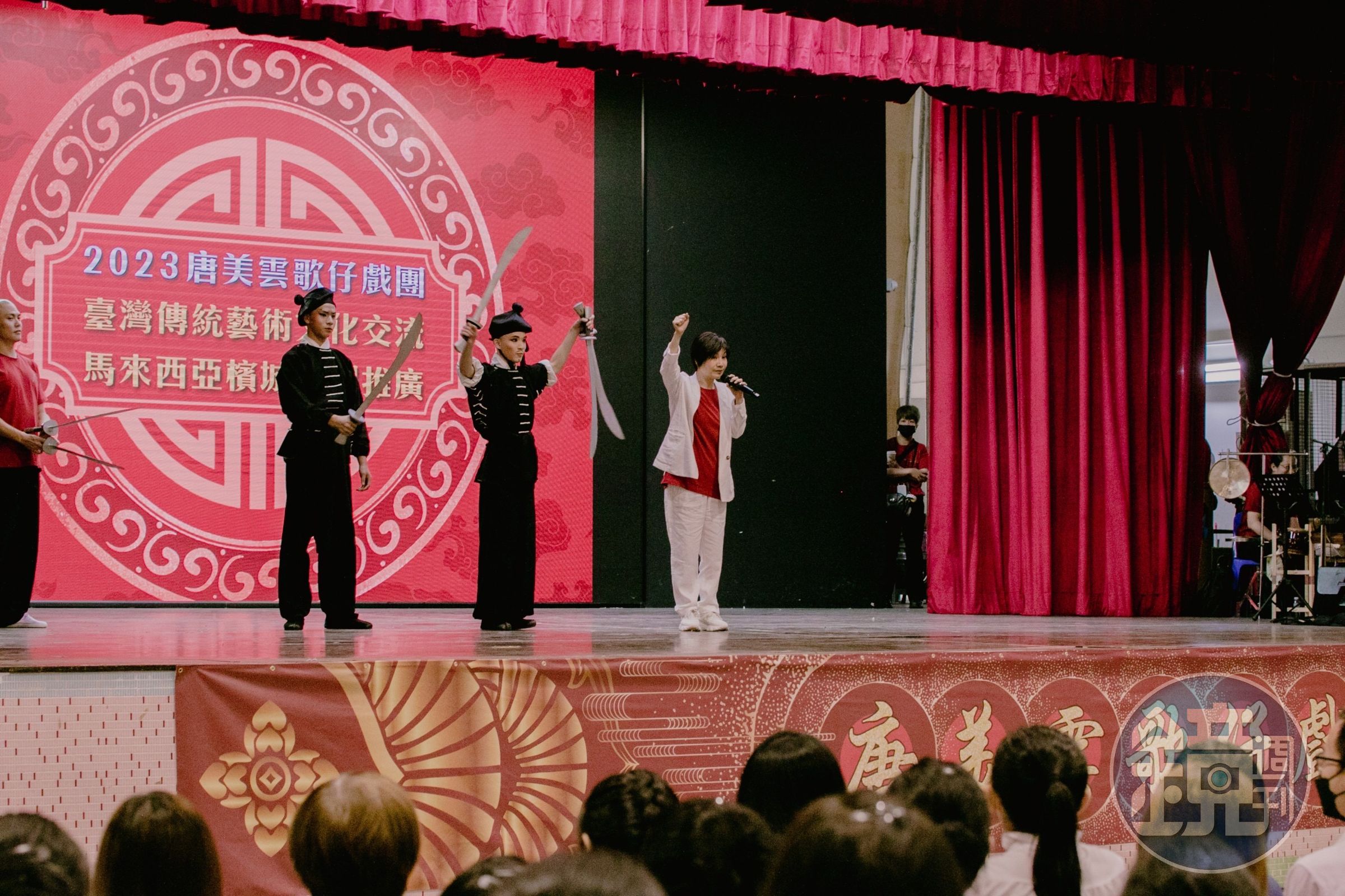 不只有演出表演，唐美雲（右一）也和中學生互動交流，讓更多年輕學子了解台灣歌仔戲之美。（唐美雲歌仔戲團提供）