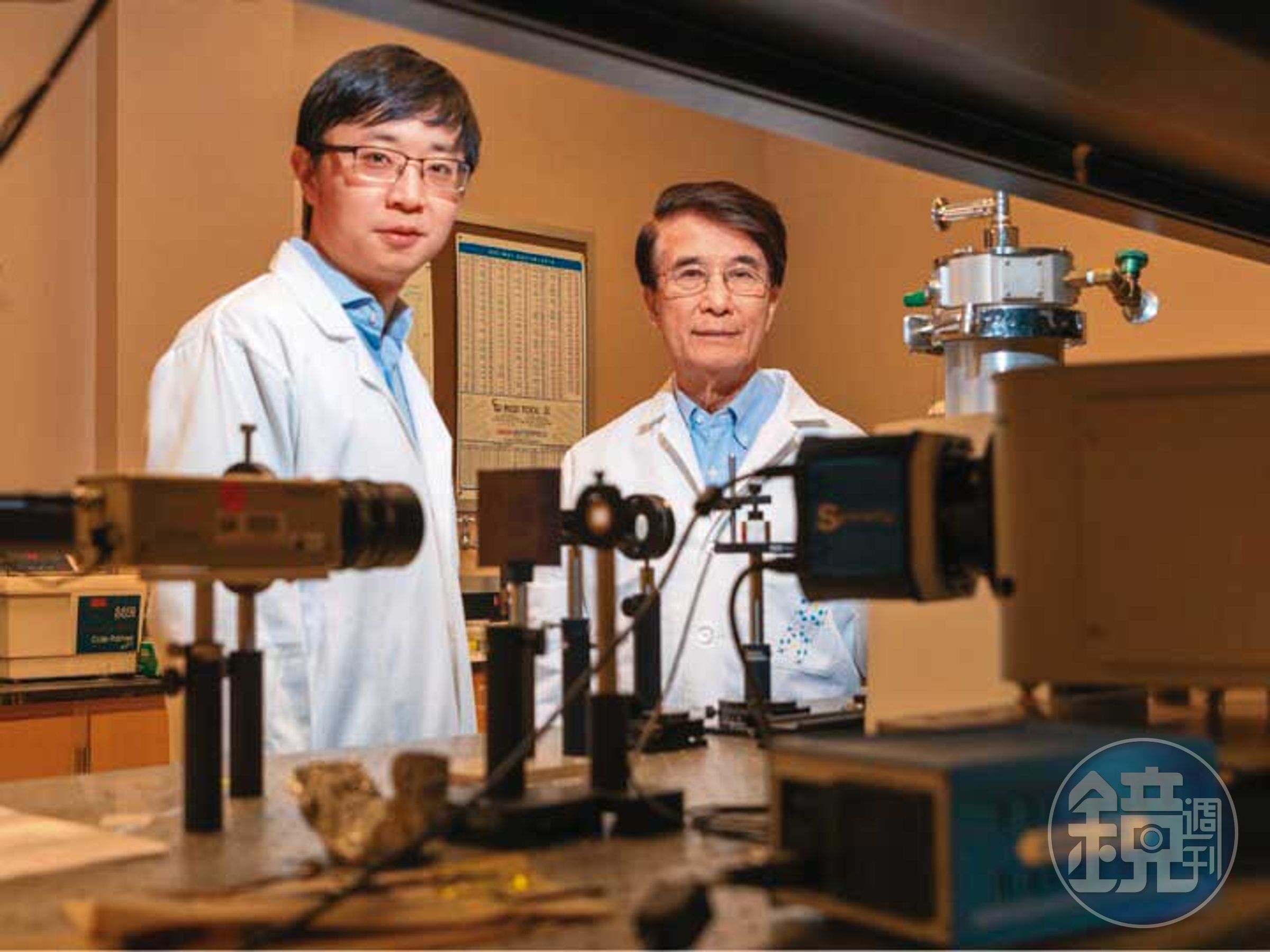 全球首位發現高溫超導體的物理學家朱經武(右)表示,超導體若能在常溫下運行,將引發下一波工業革命。(翻攝休士頓大學官網)
