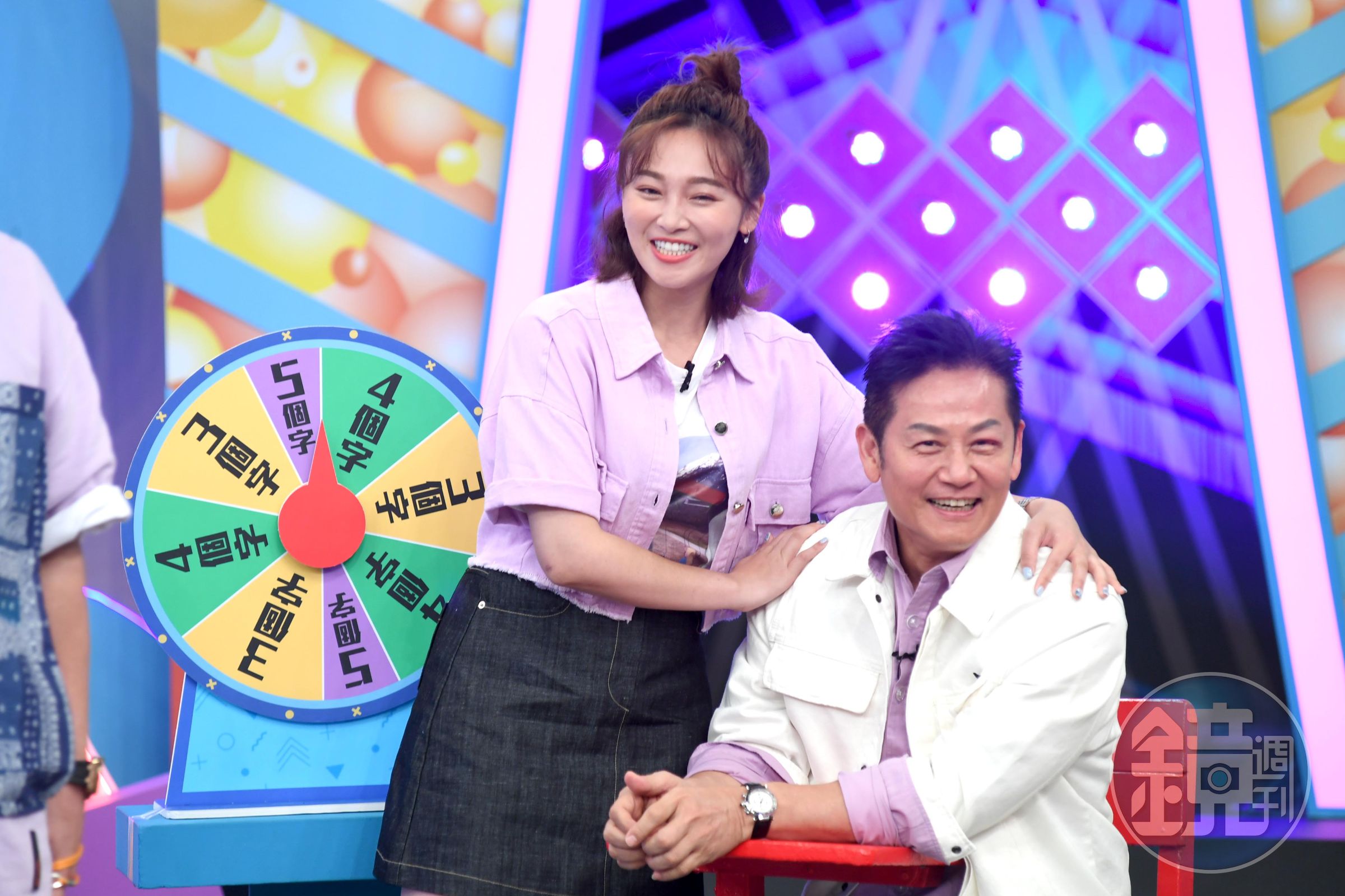 張文綺(左)、徐乃麟進棚錄製《天才衝衝衝》。(華視提供)