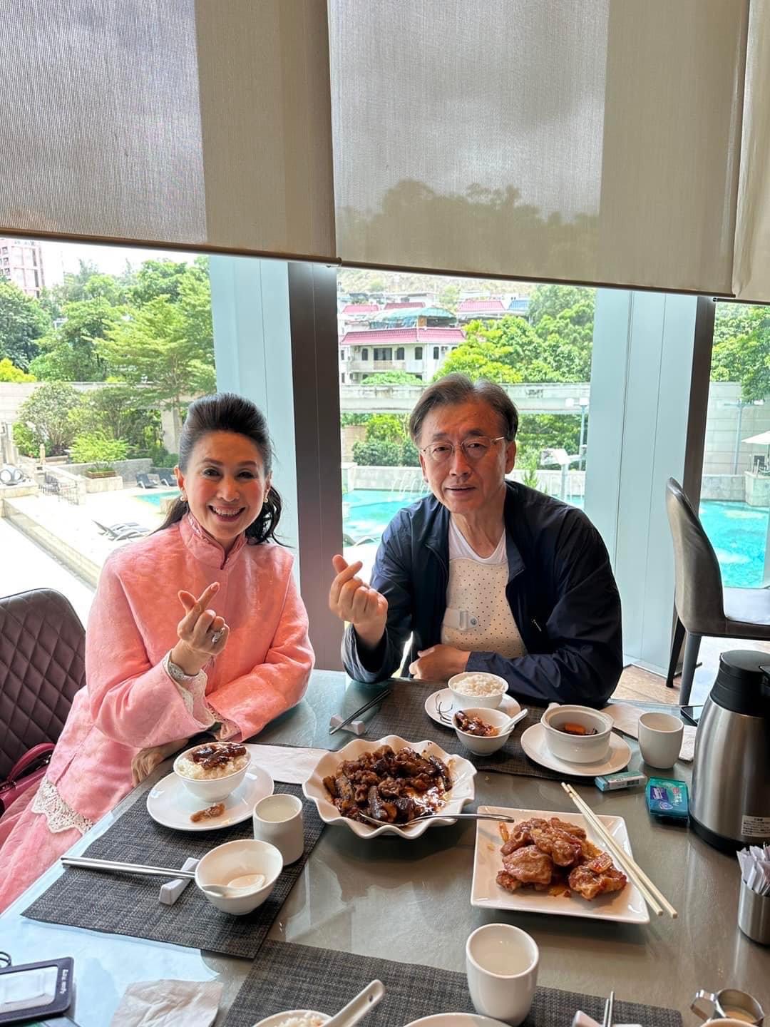 鬼后王玉環日前與富商老公結婚多年,恩愛如昔。(王玉環臉書)