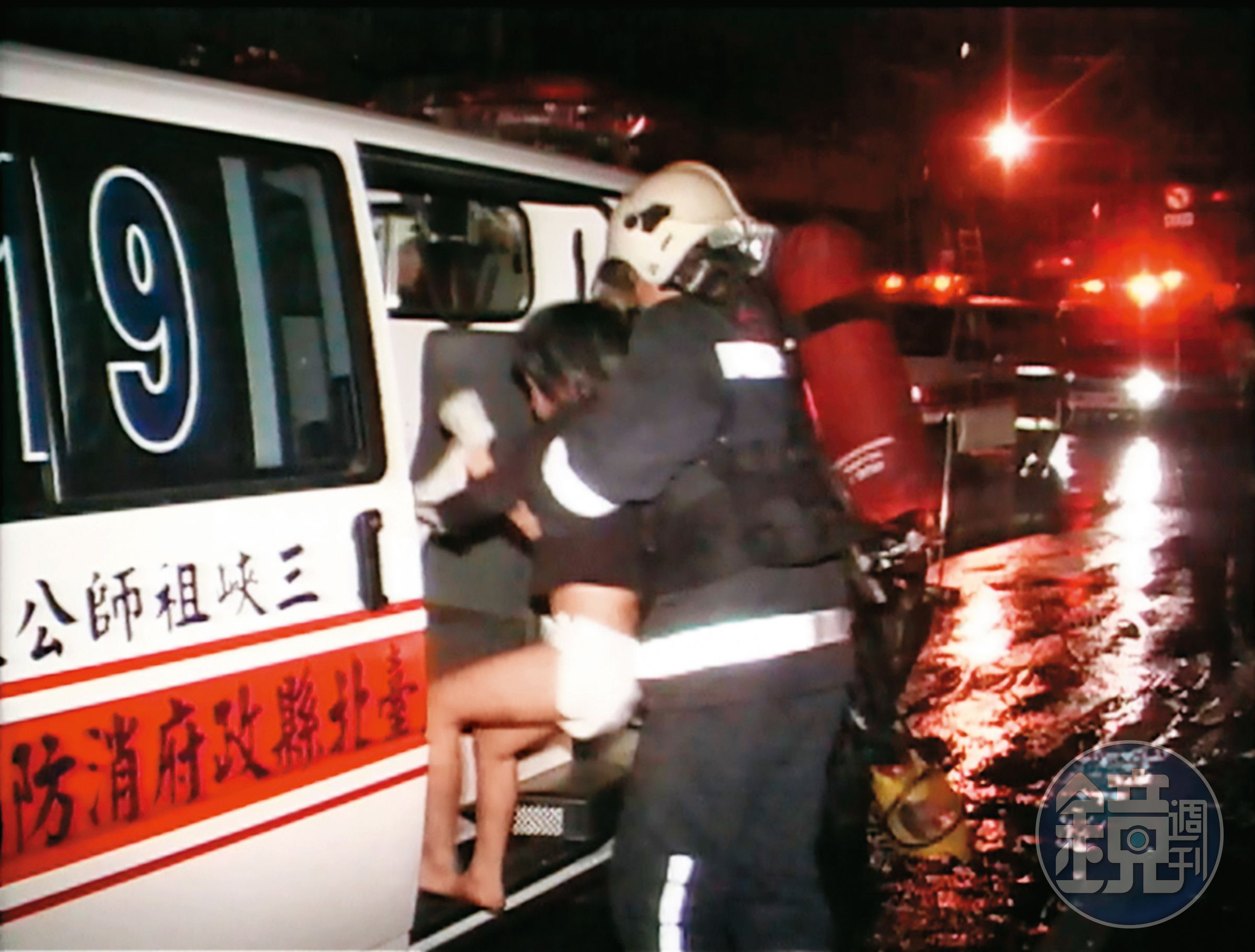 消防隊員趕抵火場，冒險救出被濃煙嗆傷的幼童。（東森新聞提供）