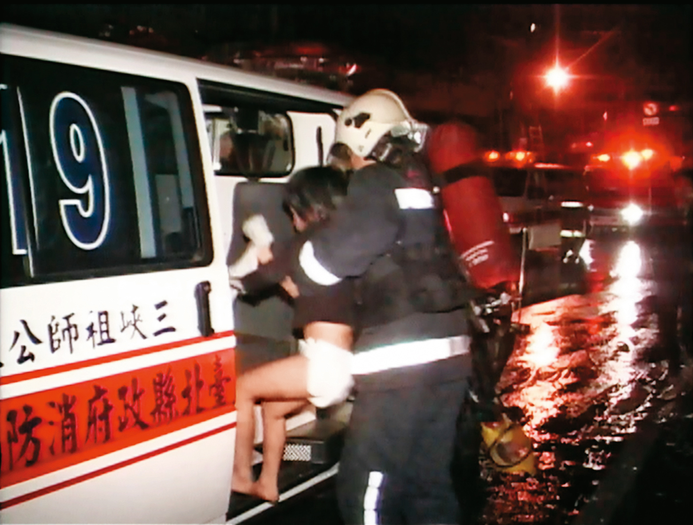 消防隊員趕抵火場，冒險救出被濃煙嗆傷的幼童。（東森新聞提供）
