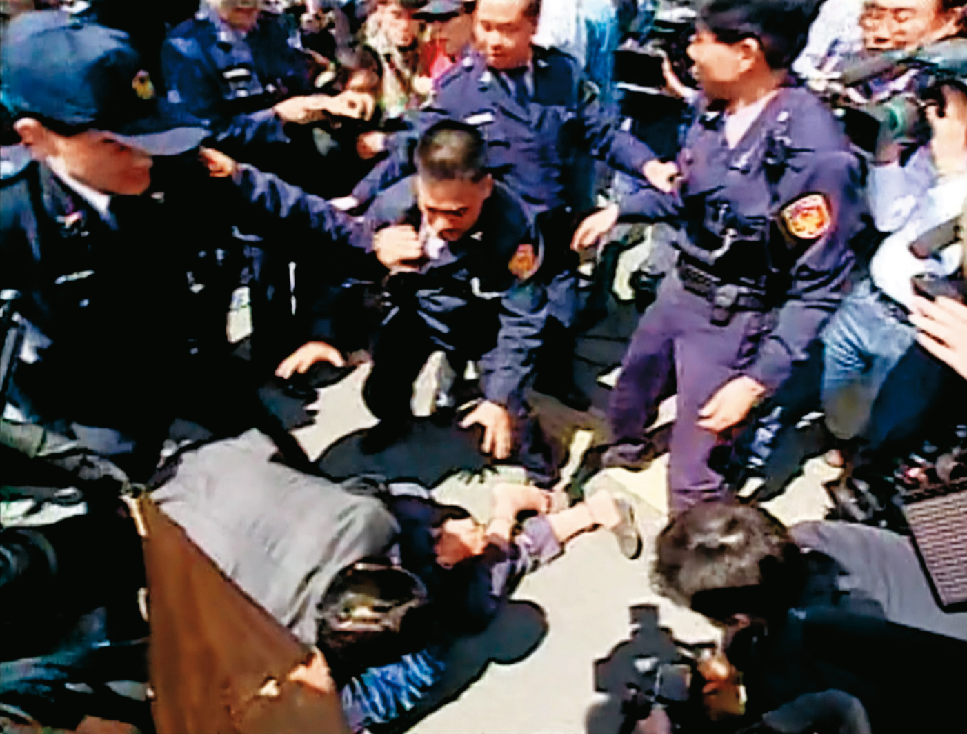 死者家屬不滿洪明聰狠心縱火，氣得上前追打。（東森新聞提供）