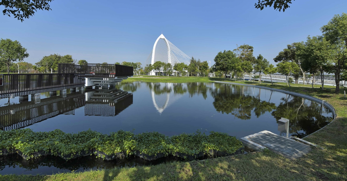 每個一線城市，都有一座世界級公園，廣達67公頃的臺中中央公園，貫穿水湳經貿園區，不僅成為此區不可或缺的城市之肺，更被形容是一座精緻版的紐約中央公園。