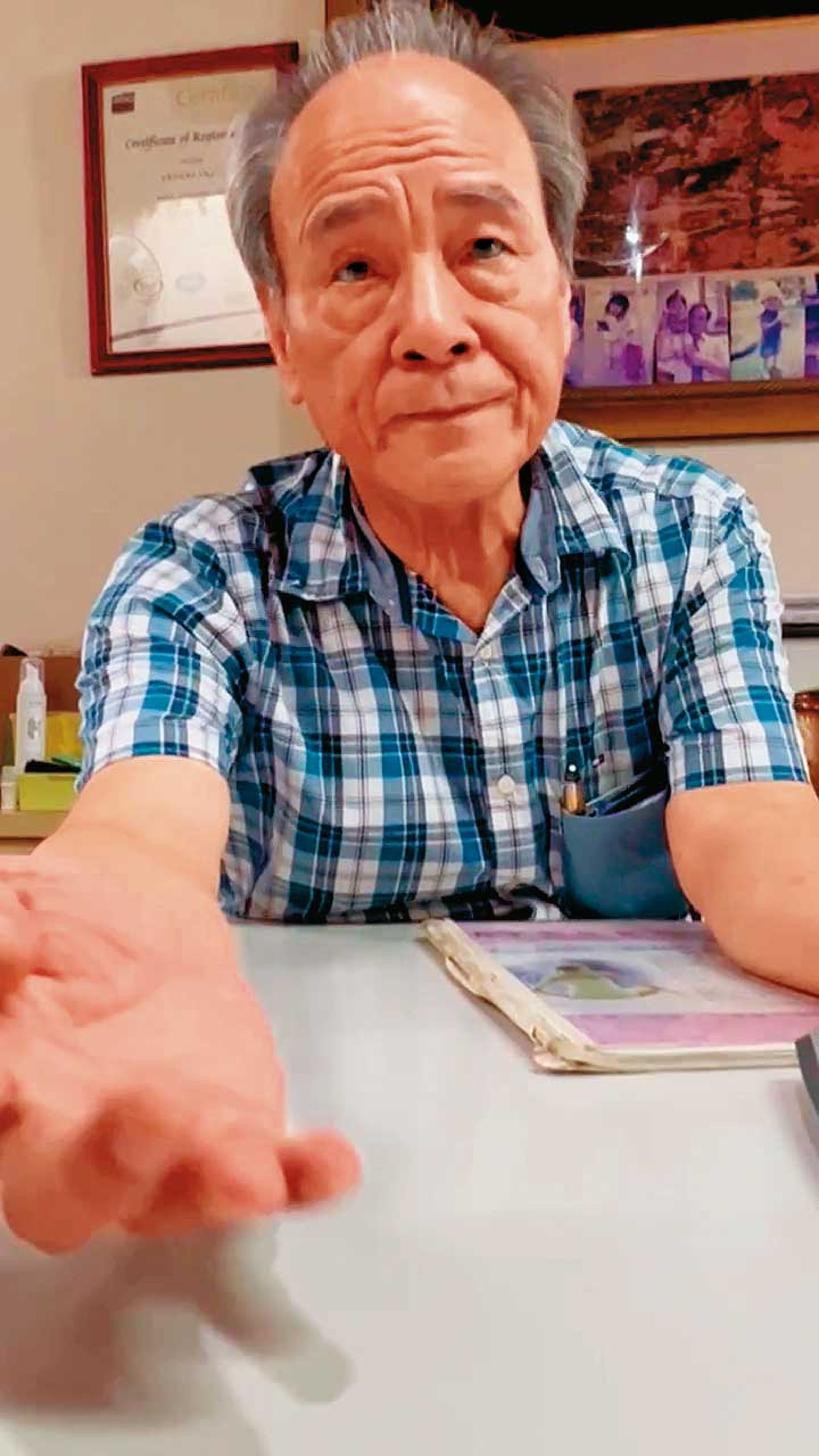 高姓業者宣稱他賣的氣功床墊有紫光能量,如同佛光罩頂。
