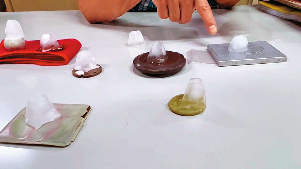 業者宣稱氣功床墊的原料是貴金屬，會發出紫光，能量強，冰塊放在與床墊同樣原料的金屬片（手指處）上，會迅速融化。