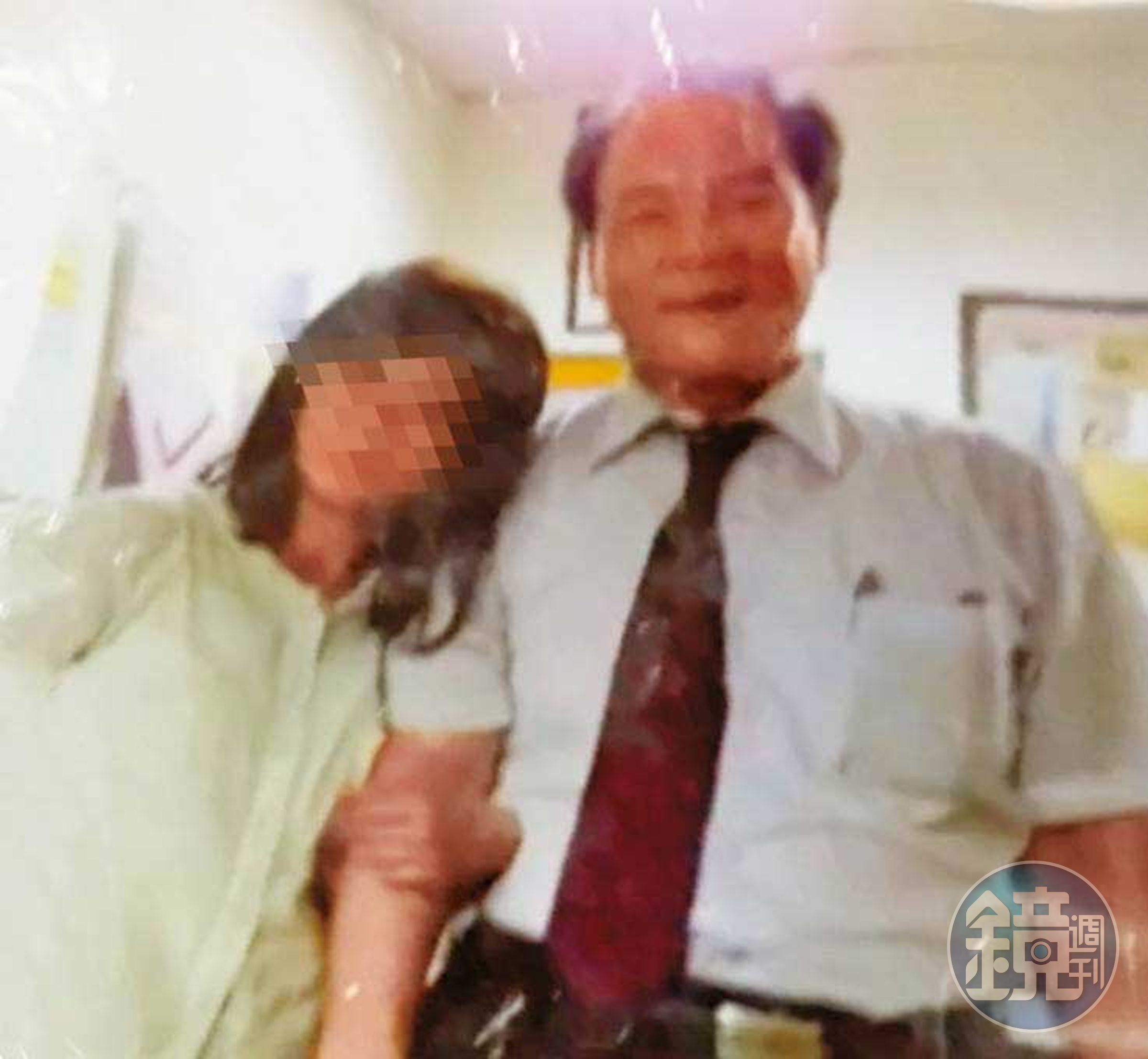高姓業者(右)宣稱客戶(左)跟他合照後,見他頭頂出現明顯紫光,便爽快下訂。(翻攝畫面)
