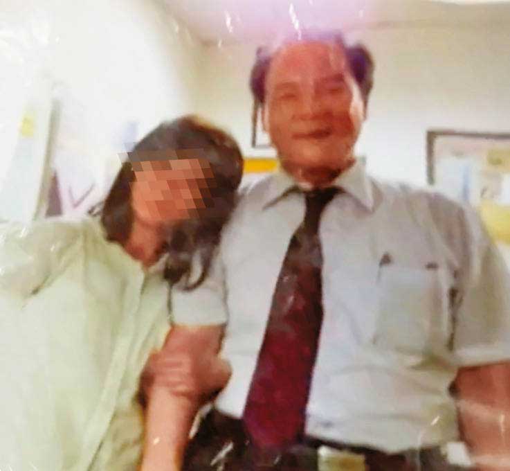 高姓業者（右）宣稱客戶（左）跟他合照後，見他頭頂出現明顯紫光，便爽快下訂。（翻攝畫面）